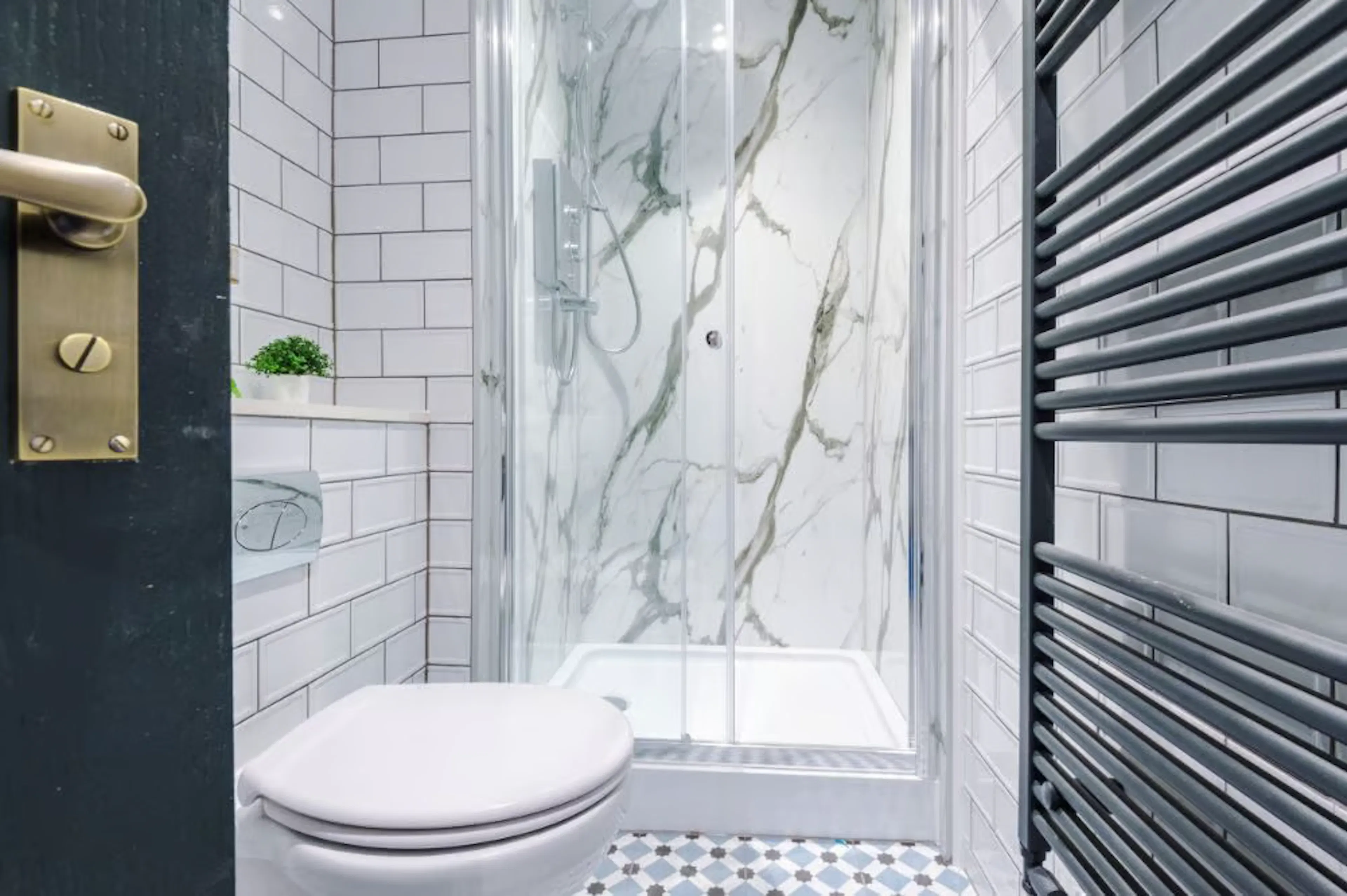 6 Bedroom Apartment BATHROOM 2