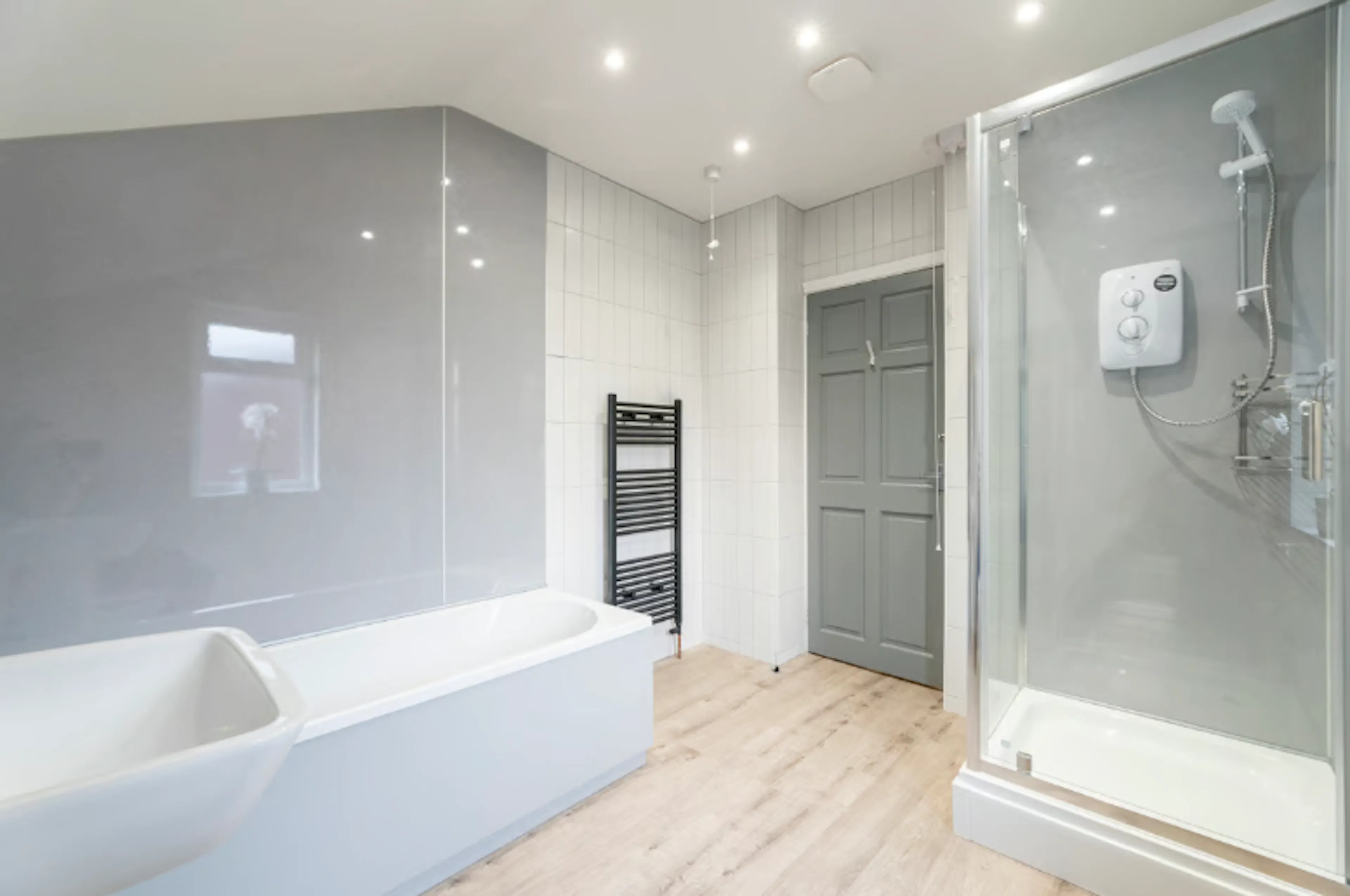 7 Bedroom Apartment BATHROOM 1