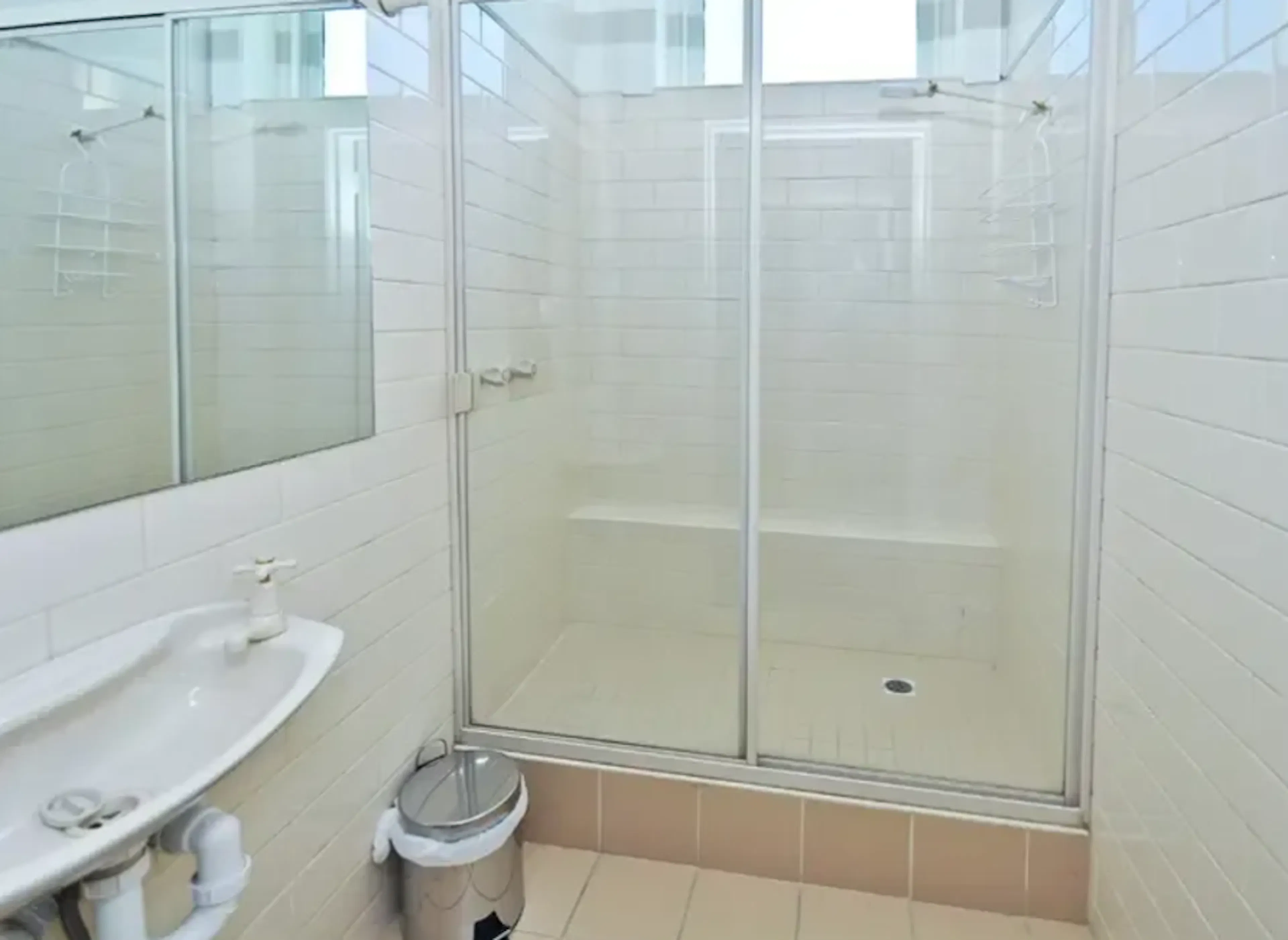 Room 10A BATHROOM 3