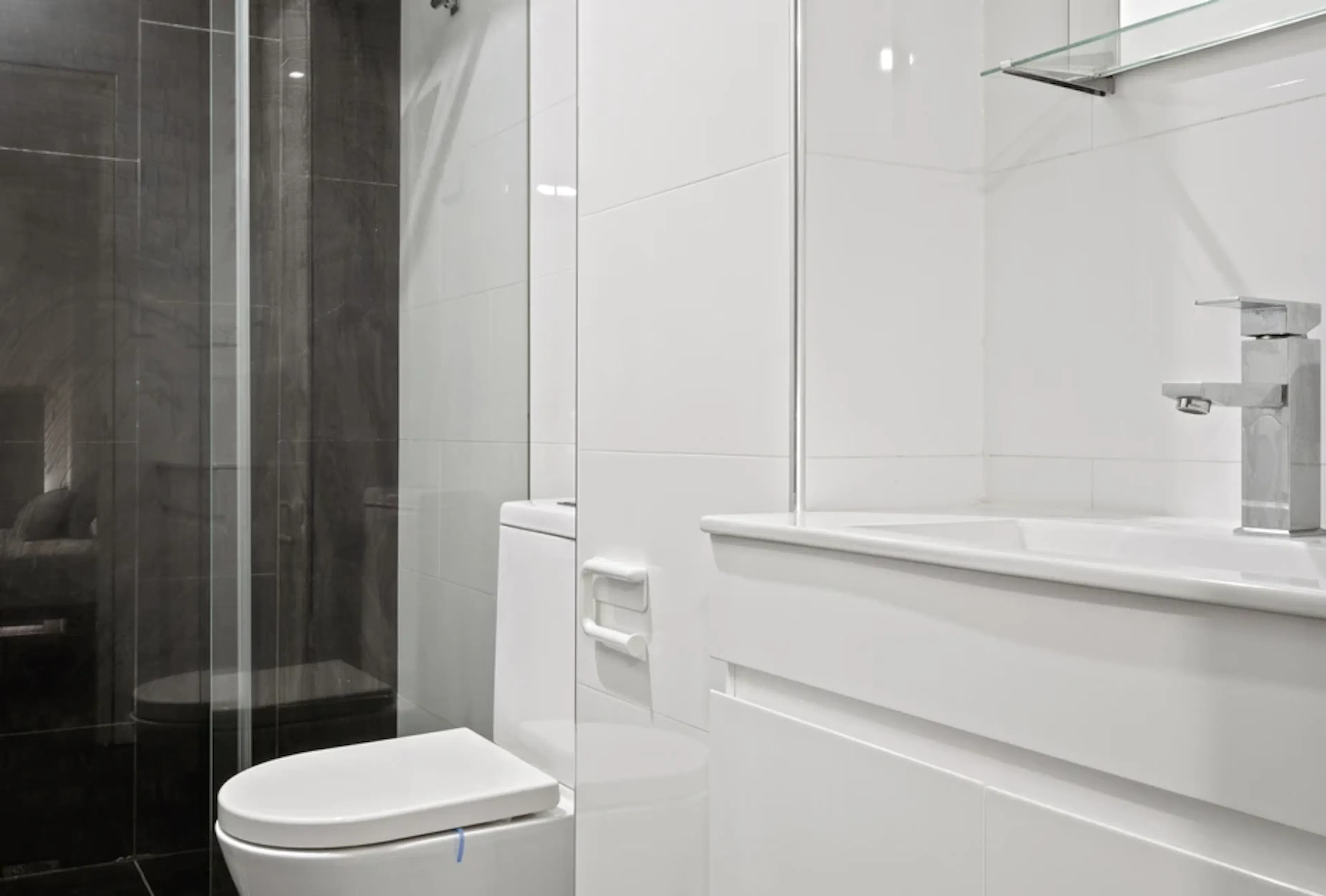 Room 3 (Ensuite) BATHROOM 2