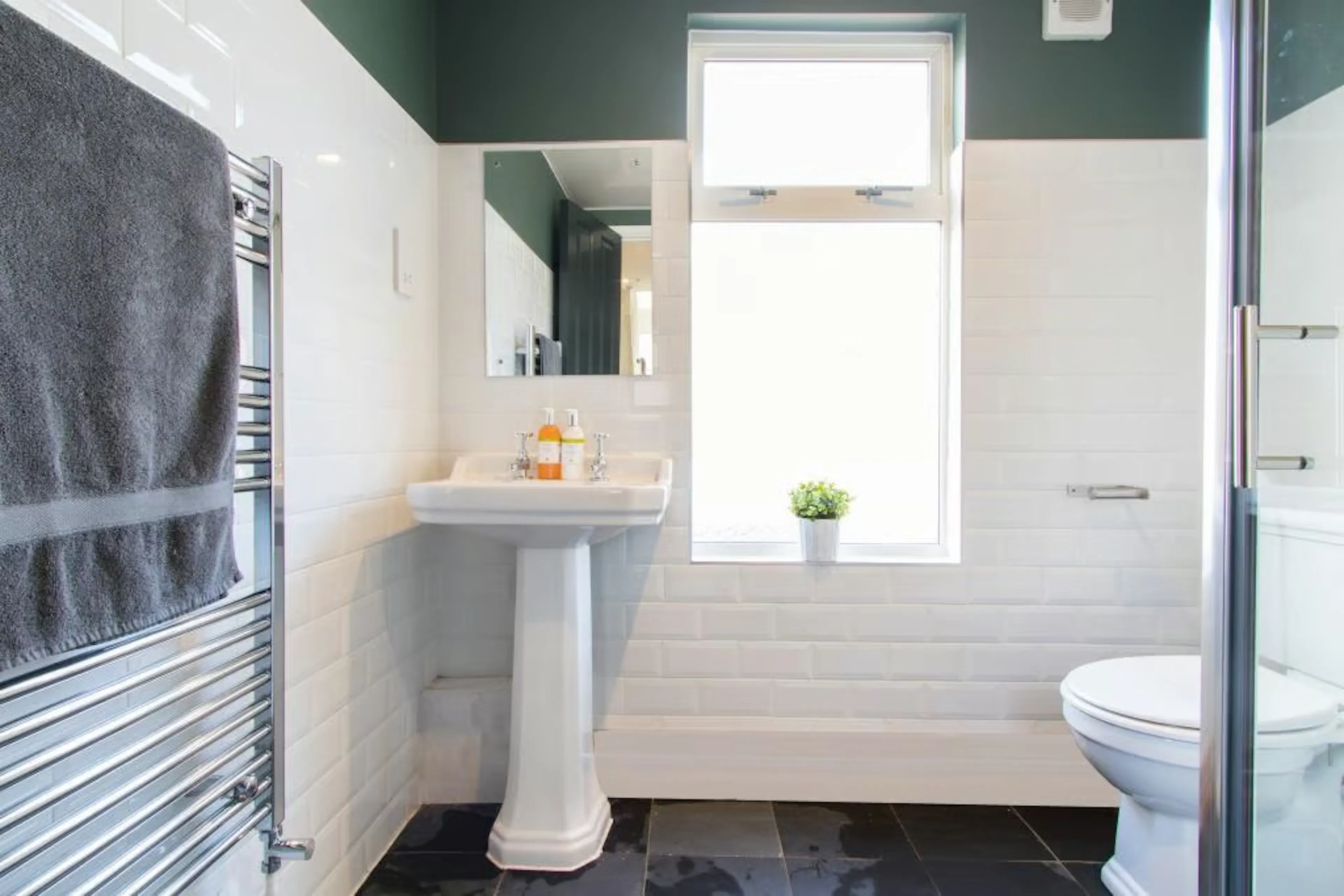 8 Bedroom Apartment BATHROOM 2