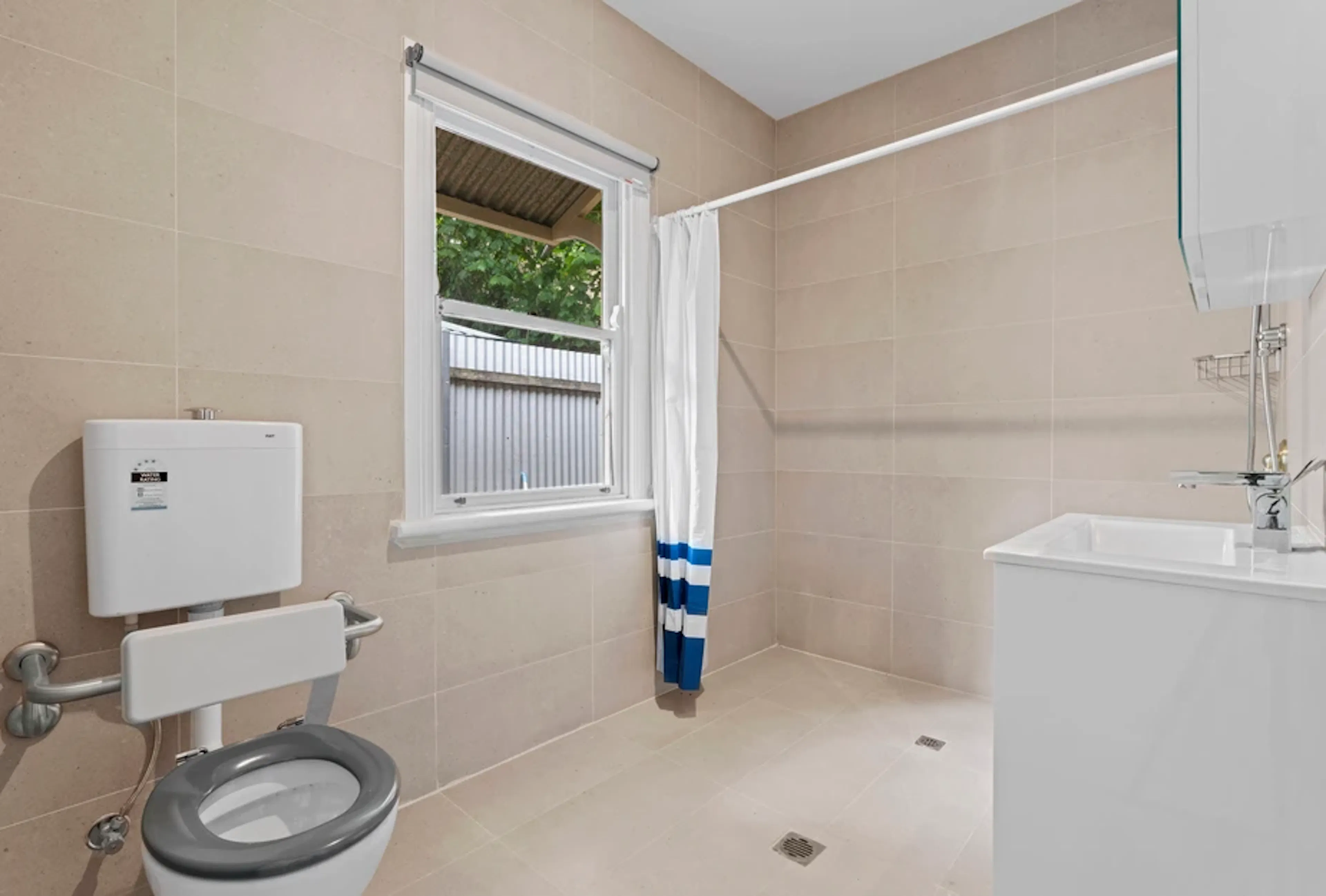 Room 4 (Ensuite) BATHROOM 2