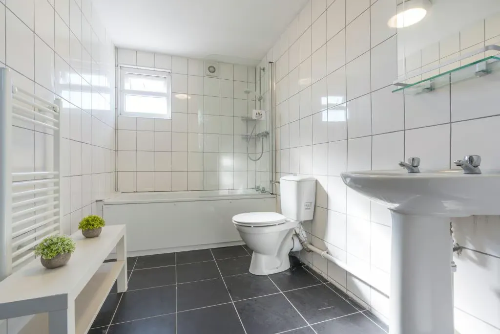 6 Bedroom Apartment BATHROOM 2