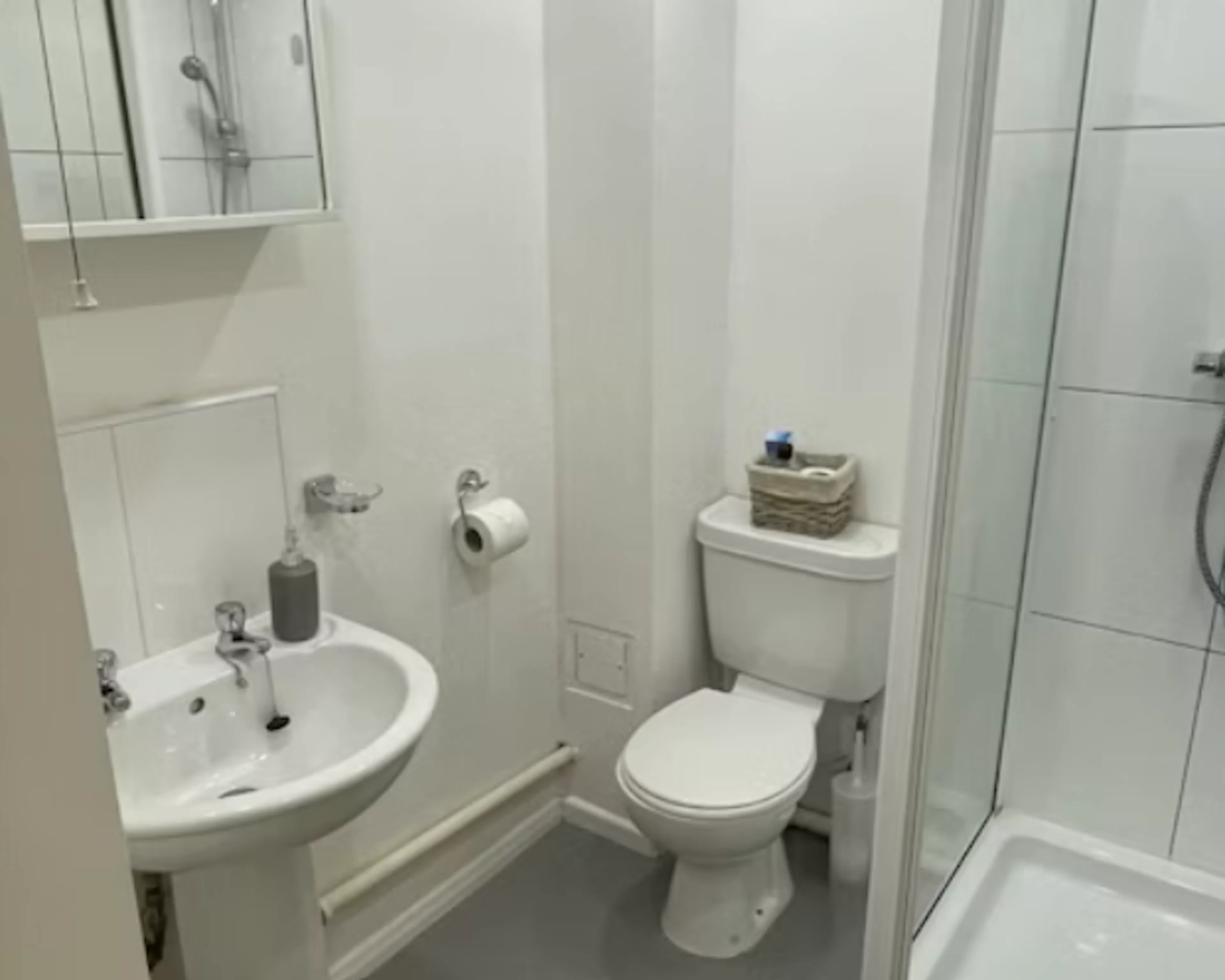 Studio Gold BATHROOM 1