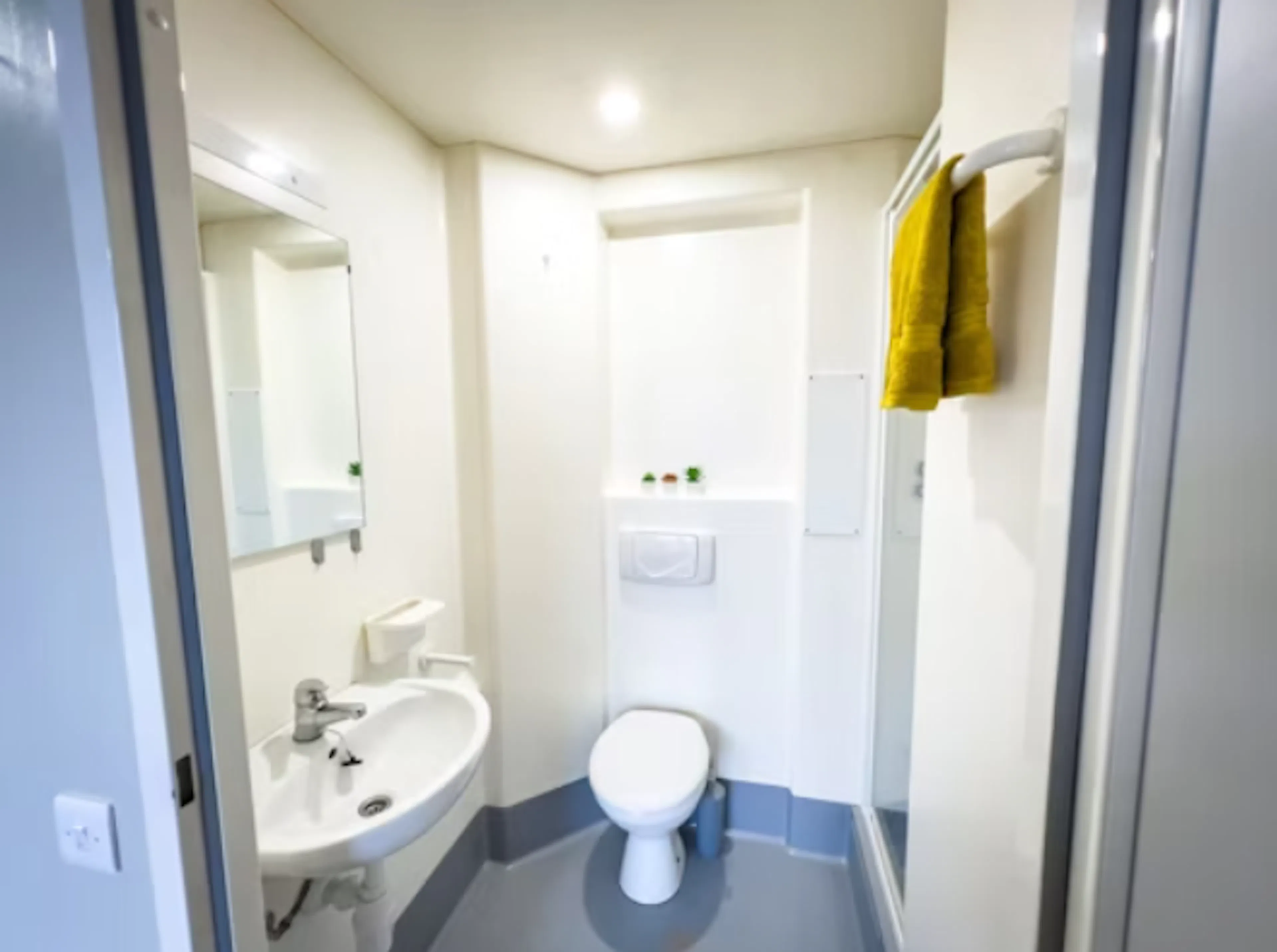 Bronze Studio BATHROOM 2