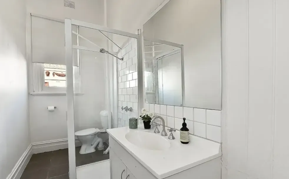 Room 7 BATHROOM 2