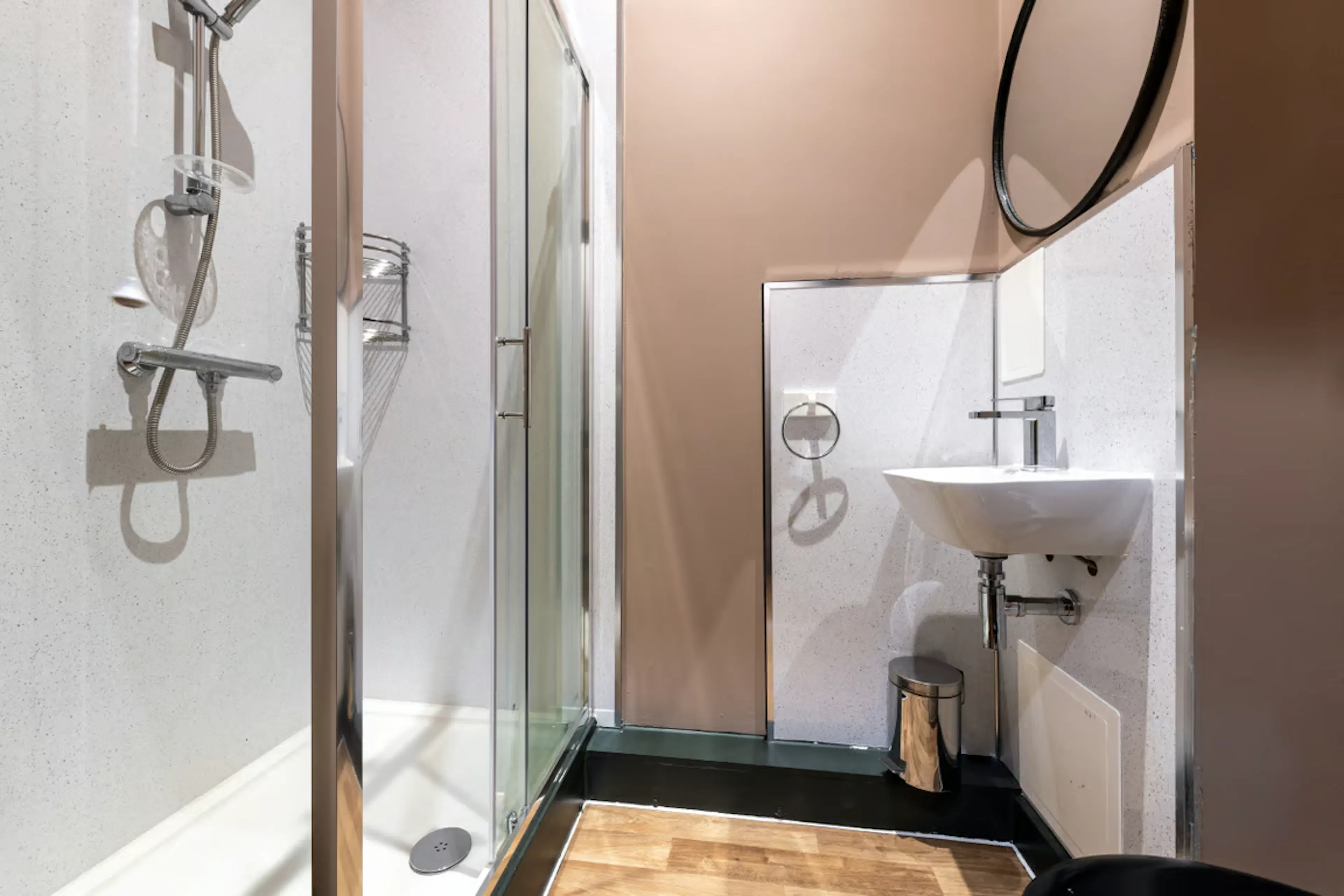 8 bedroom apartment BATHROOM 2