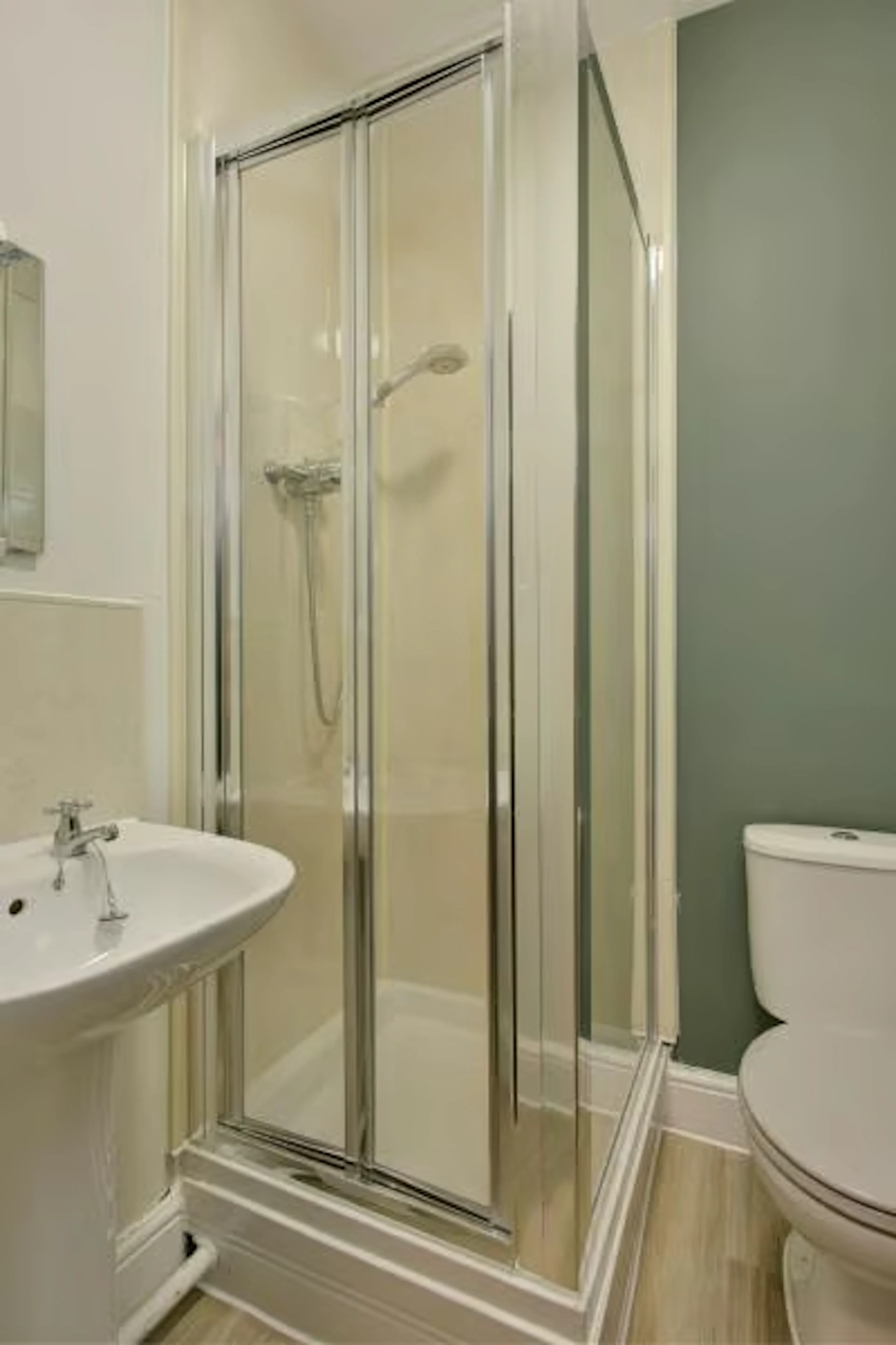8 Bedroom Apartment BATHROOM 2
