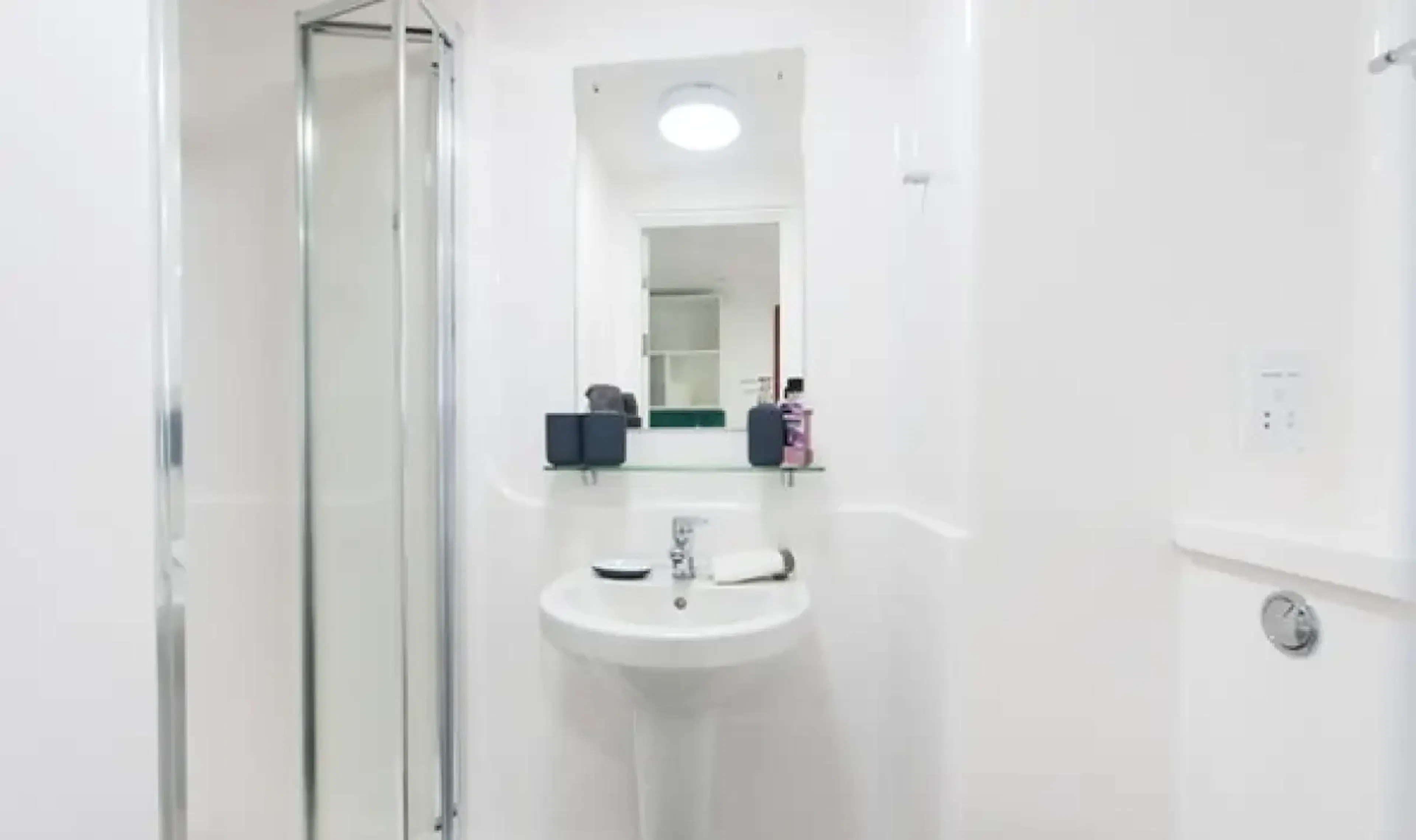 Silver En-Suite BATHROOM 2