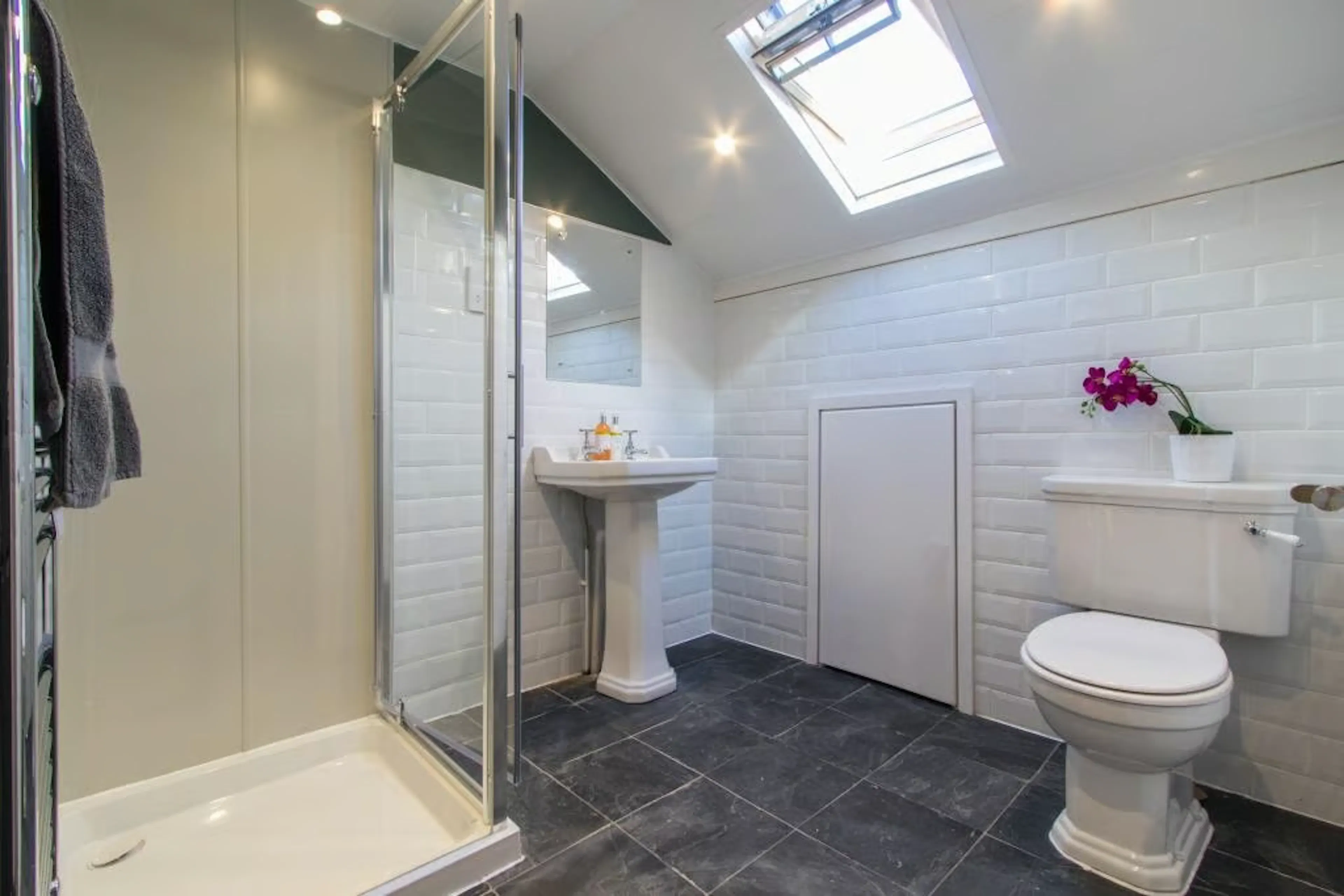 5 Bedroom Apartment BATHROOM 2