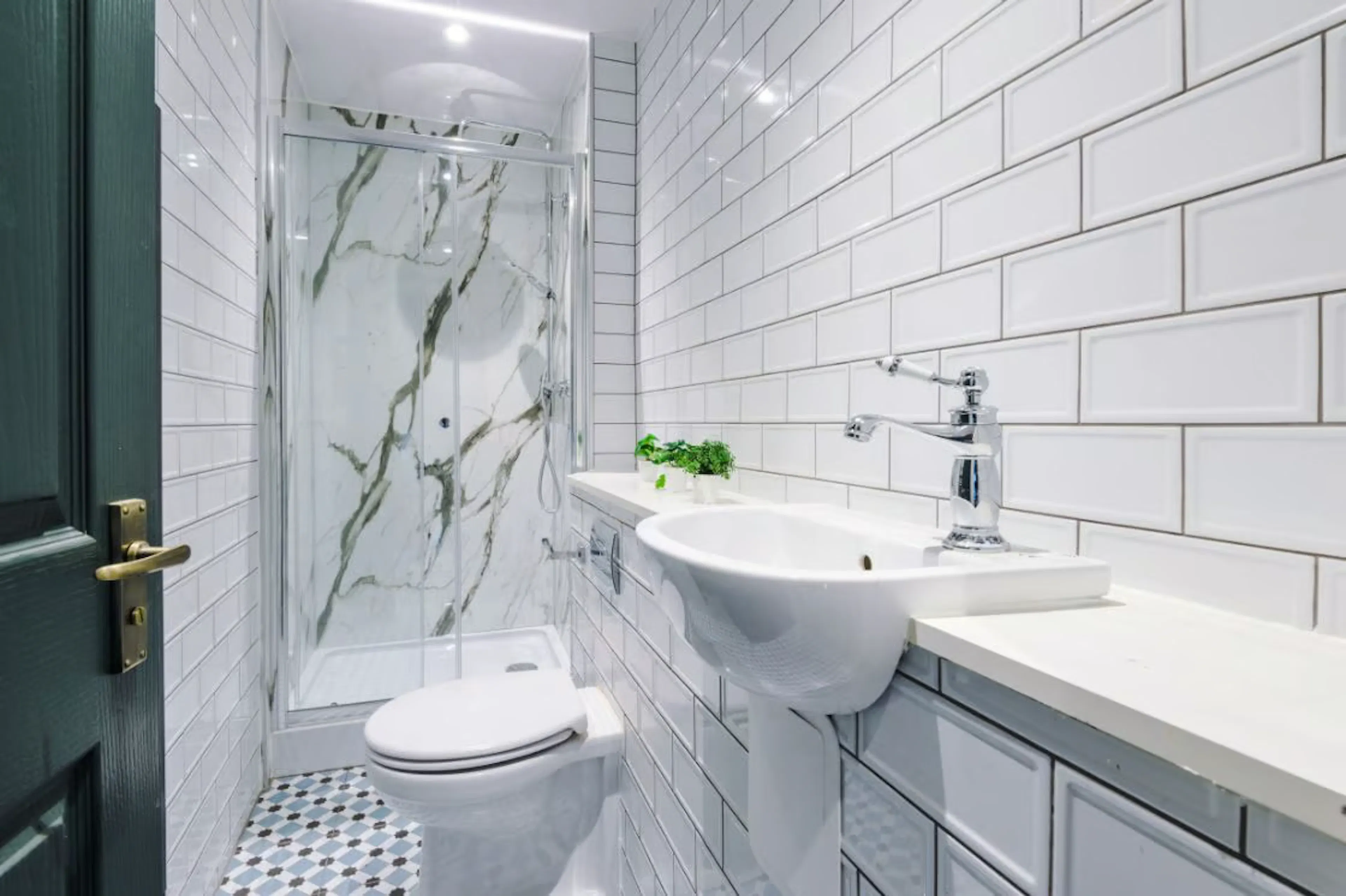 6 Bedroom Apartment BATHROOM 1