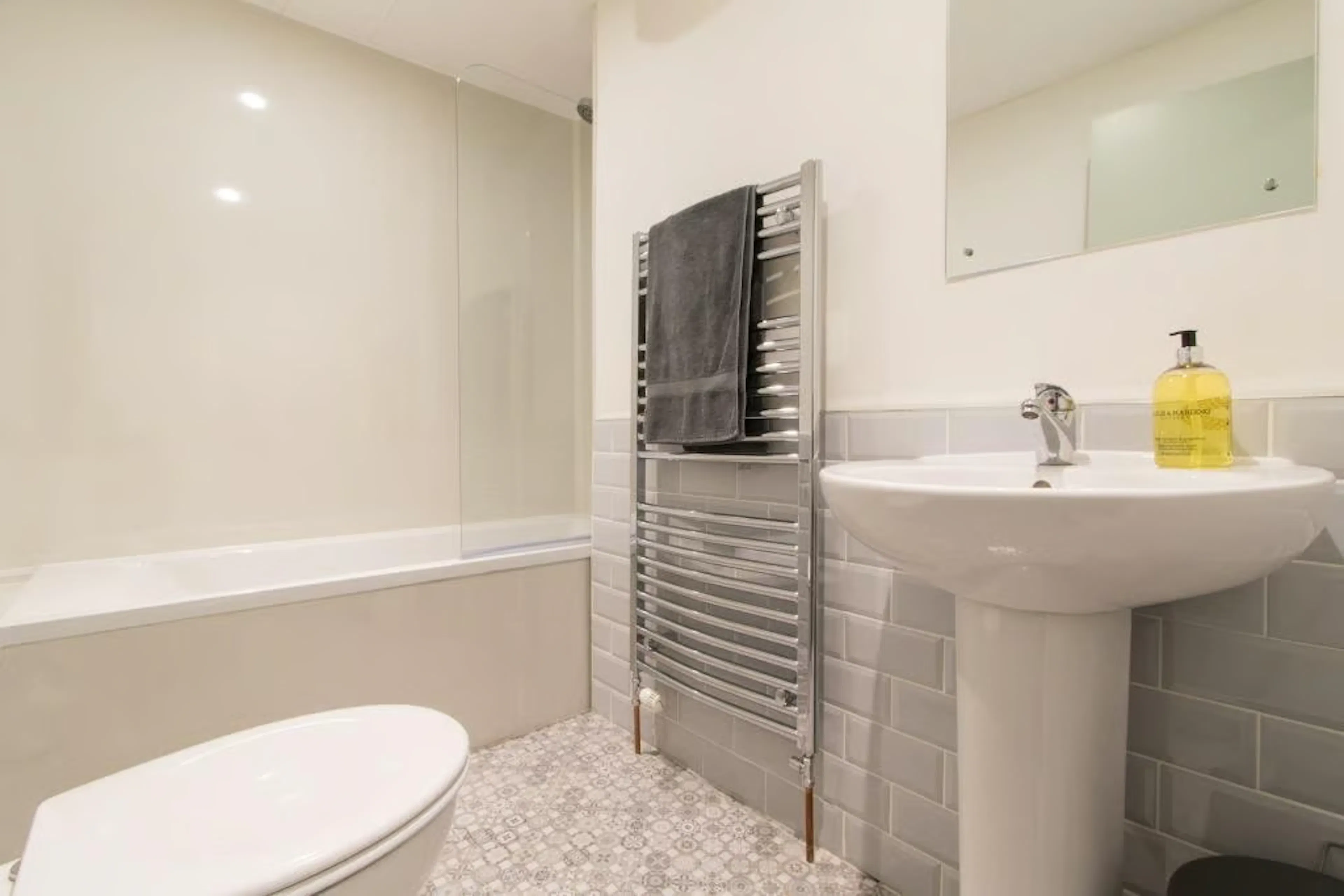 6 Bedroom Apartment BATHROOM 4