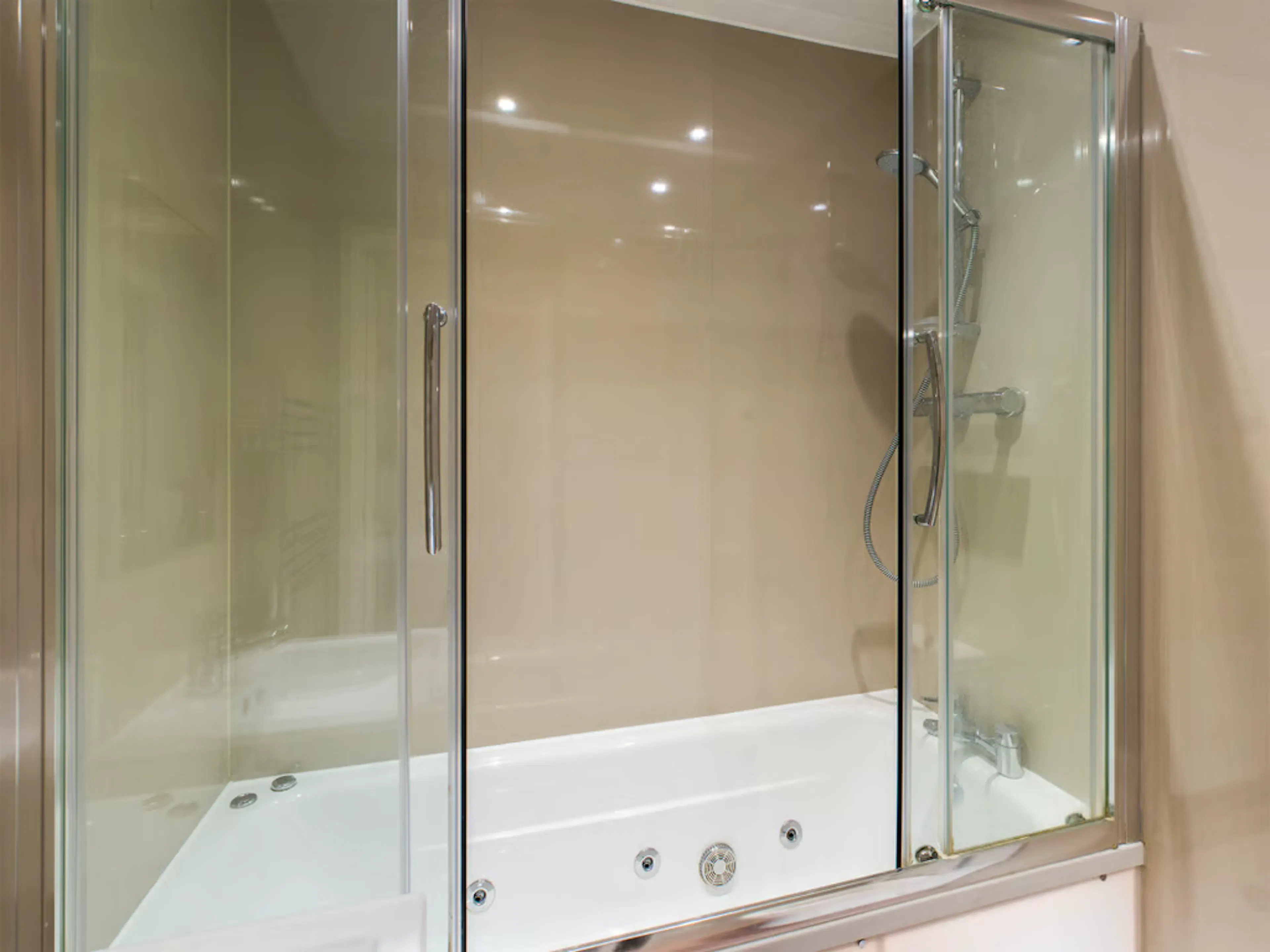 4 Bed Apartment BATHROOM 4
