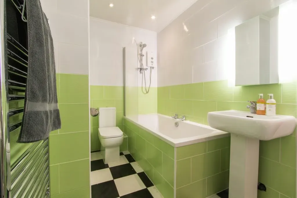 Flat 2, 6 Bedroom Apartment BATHROOM 3