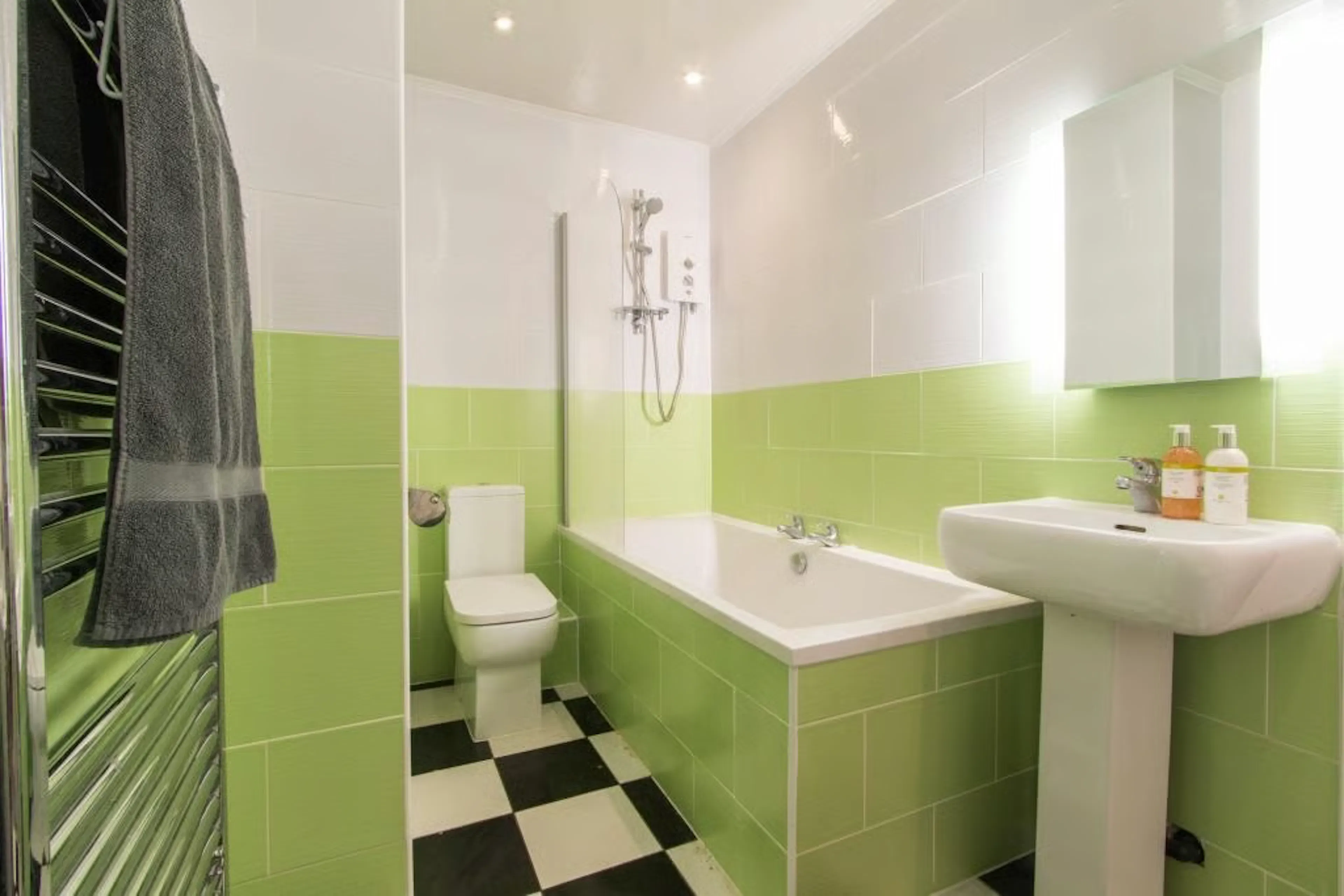 Flat 2, 6 Bedroom Apartment BATHROOM 3