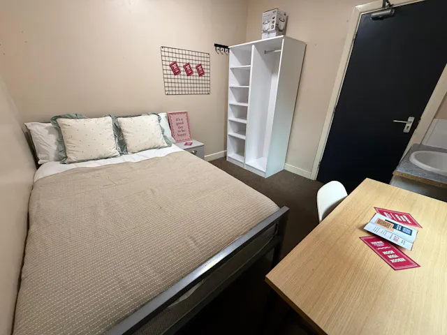 8 Bedroom House room image 1