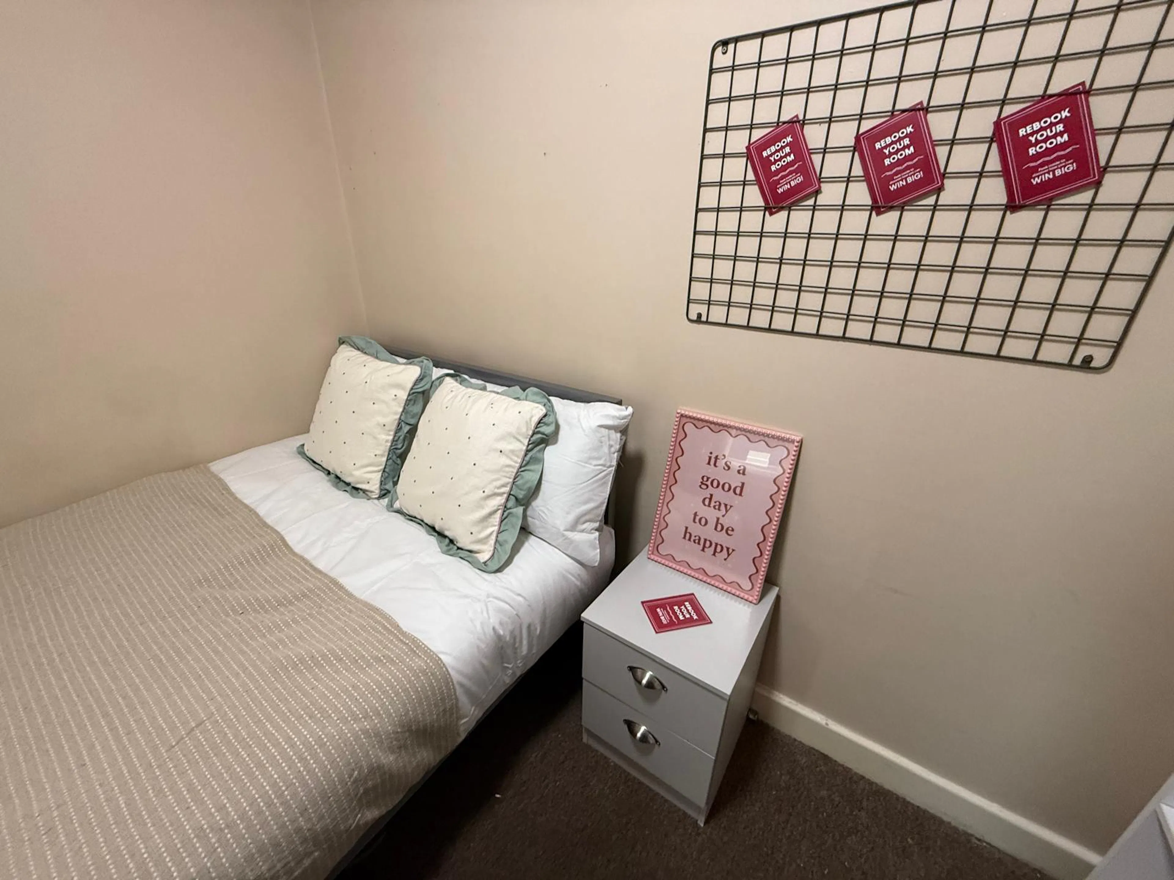 8 Bedroom House ROOM 1