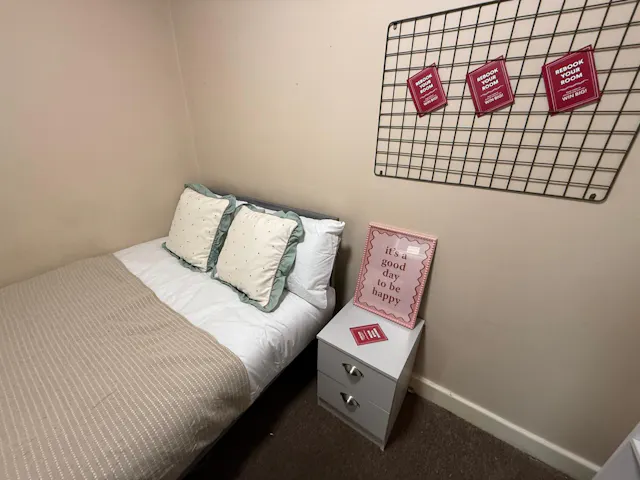 8 Bedroom House room image 2