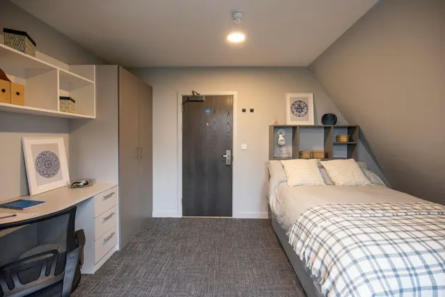 Classic 2 Bed Apartment room image 2