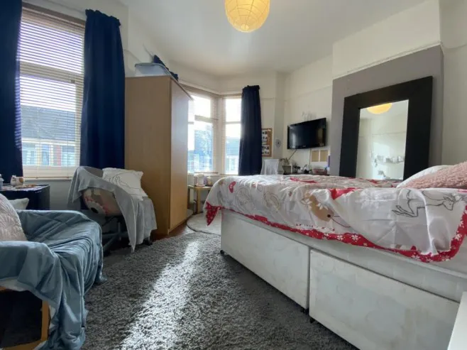 5 Bedroom Apartment ROOM 1