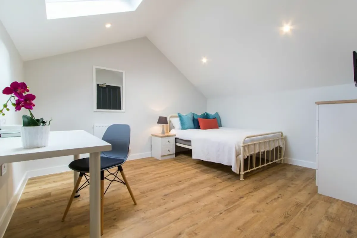 8 Bedroom Apartment ROOM