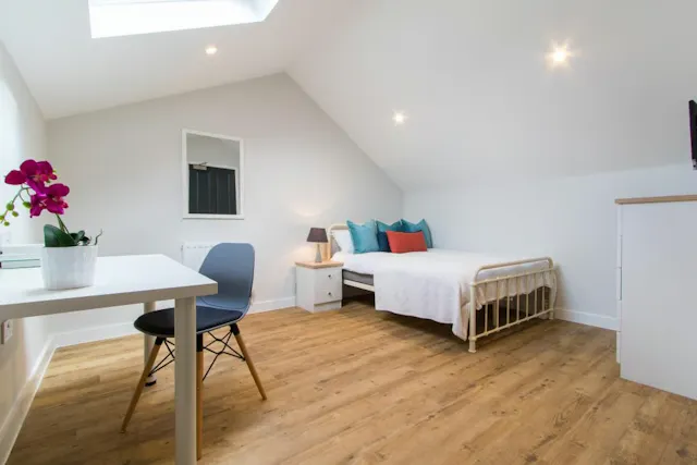 8 Bedroom Apartment room image 1