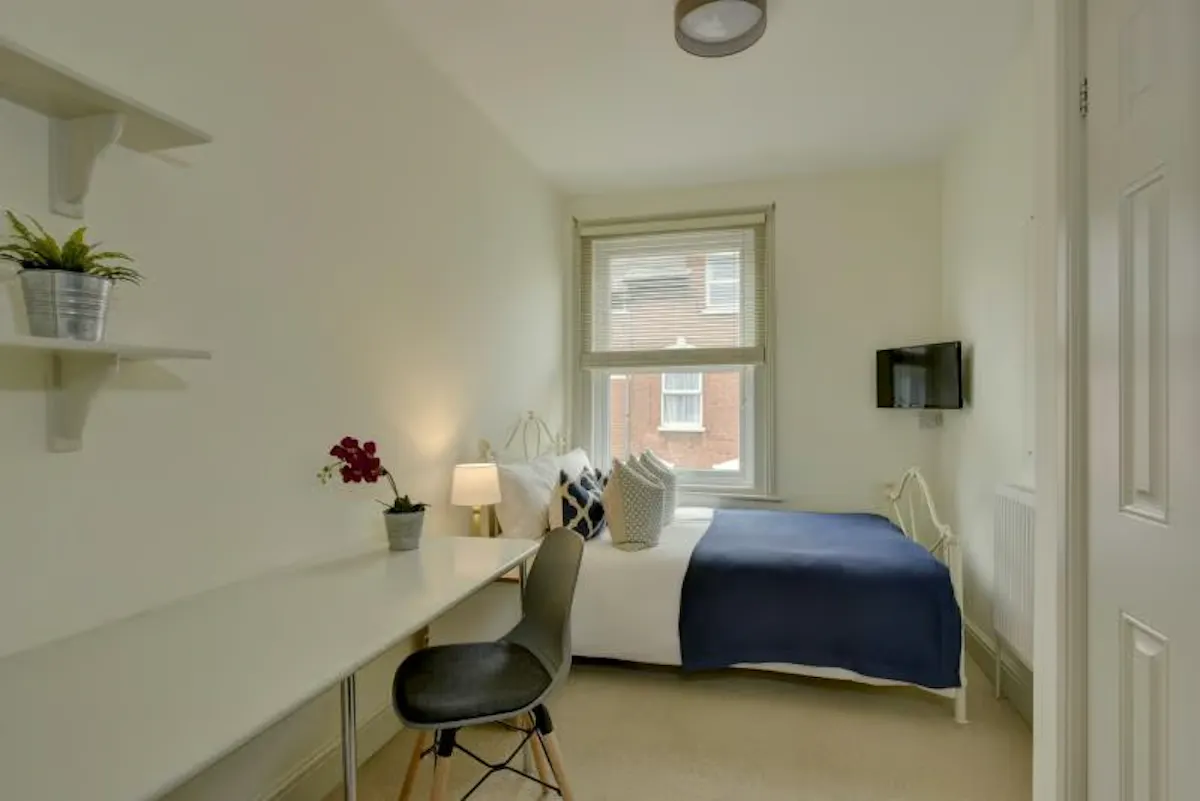 8 Bedroom Apartment ROOM