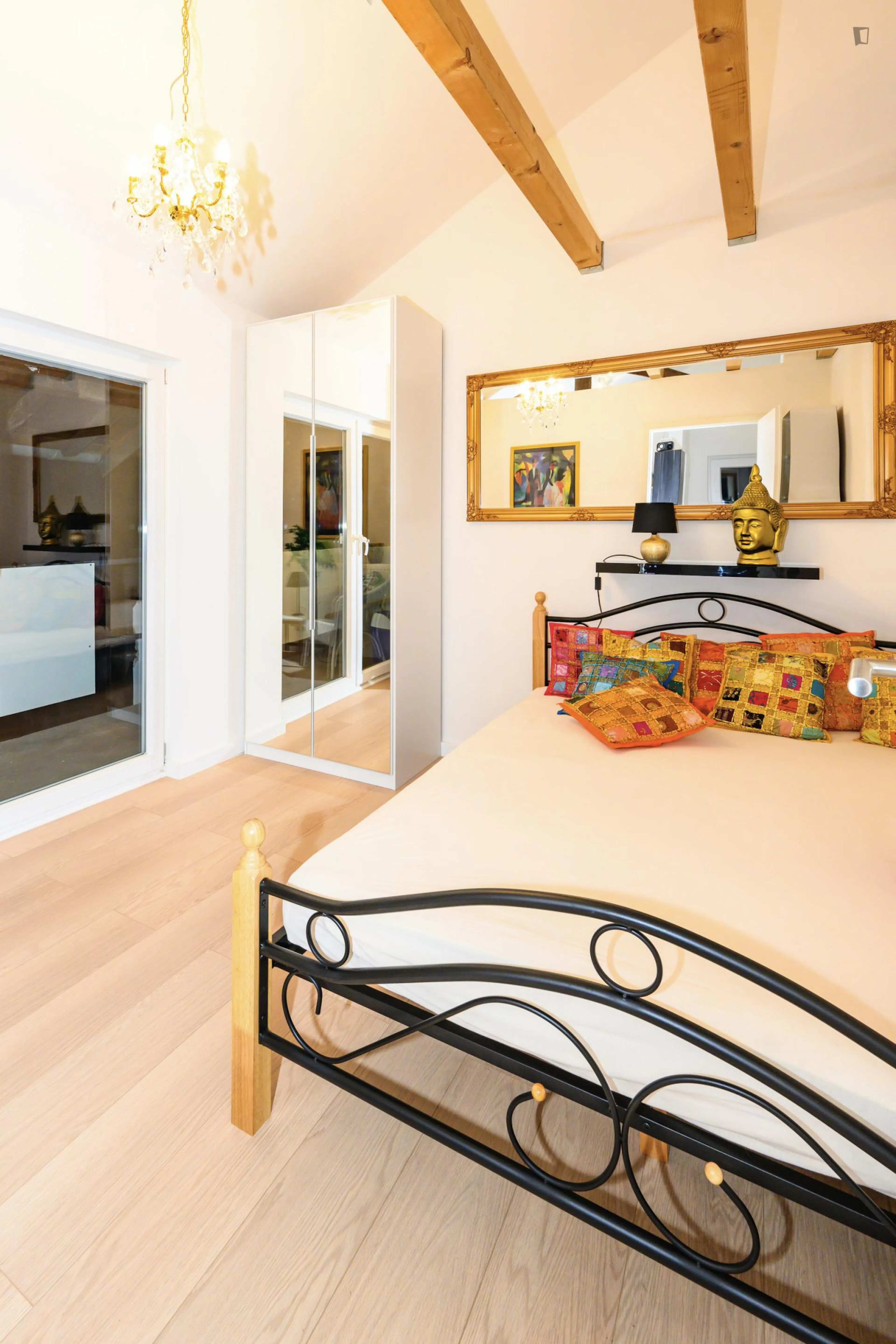 Comfortamble double bedroom in a 4-bedroom apartment ROOM 4