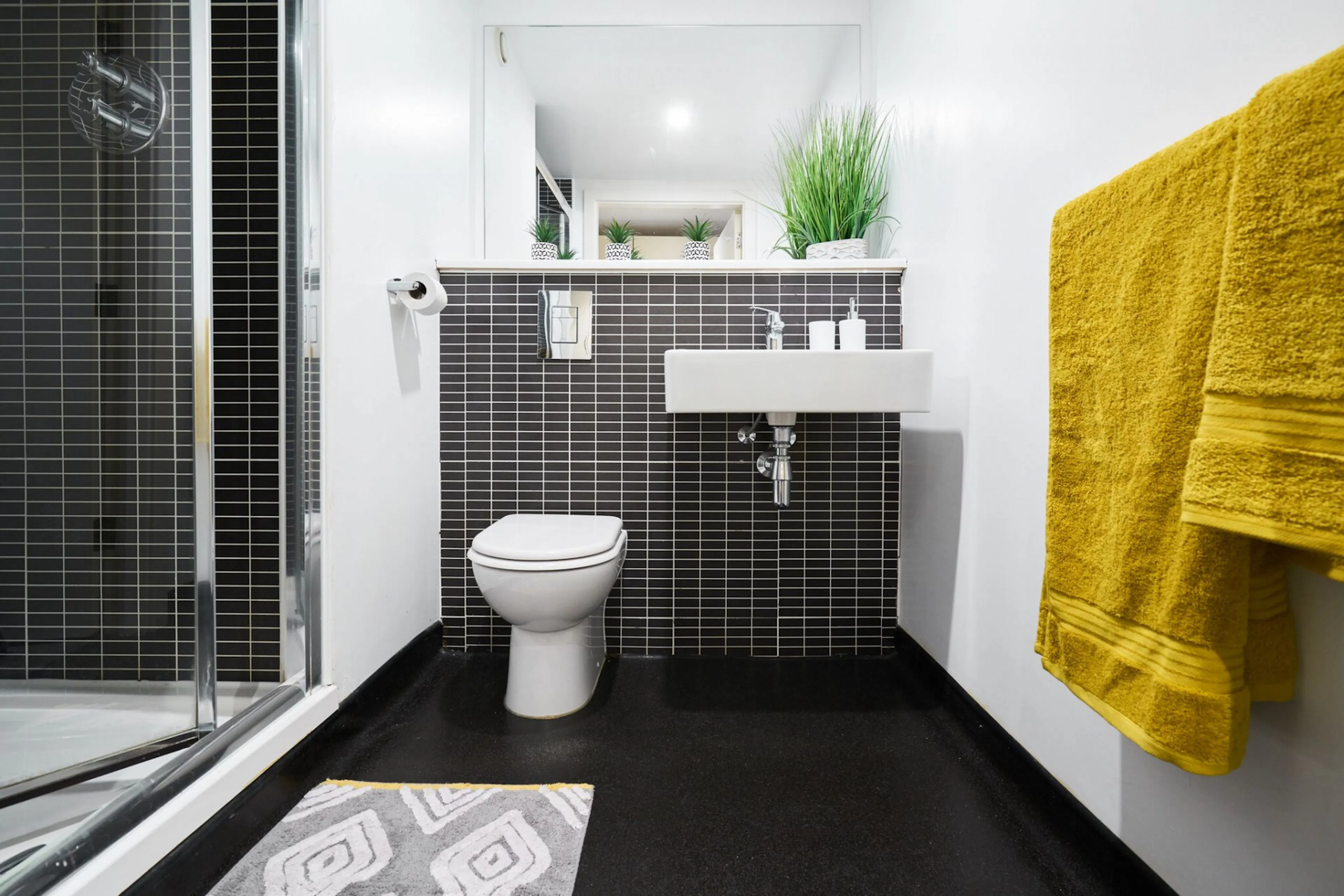 Bronze Balcony Studio BATHROOM 2