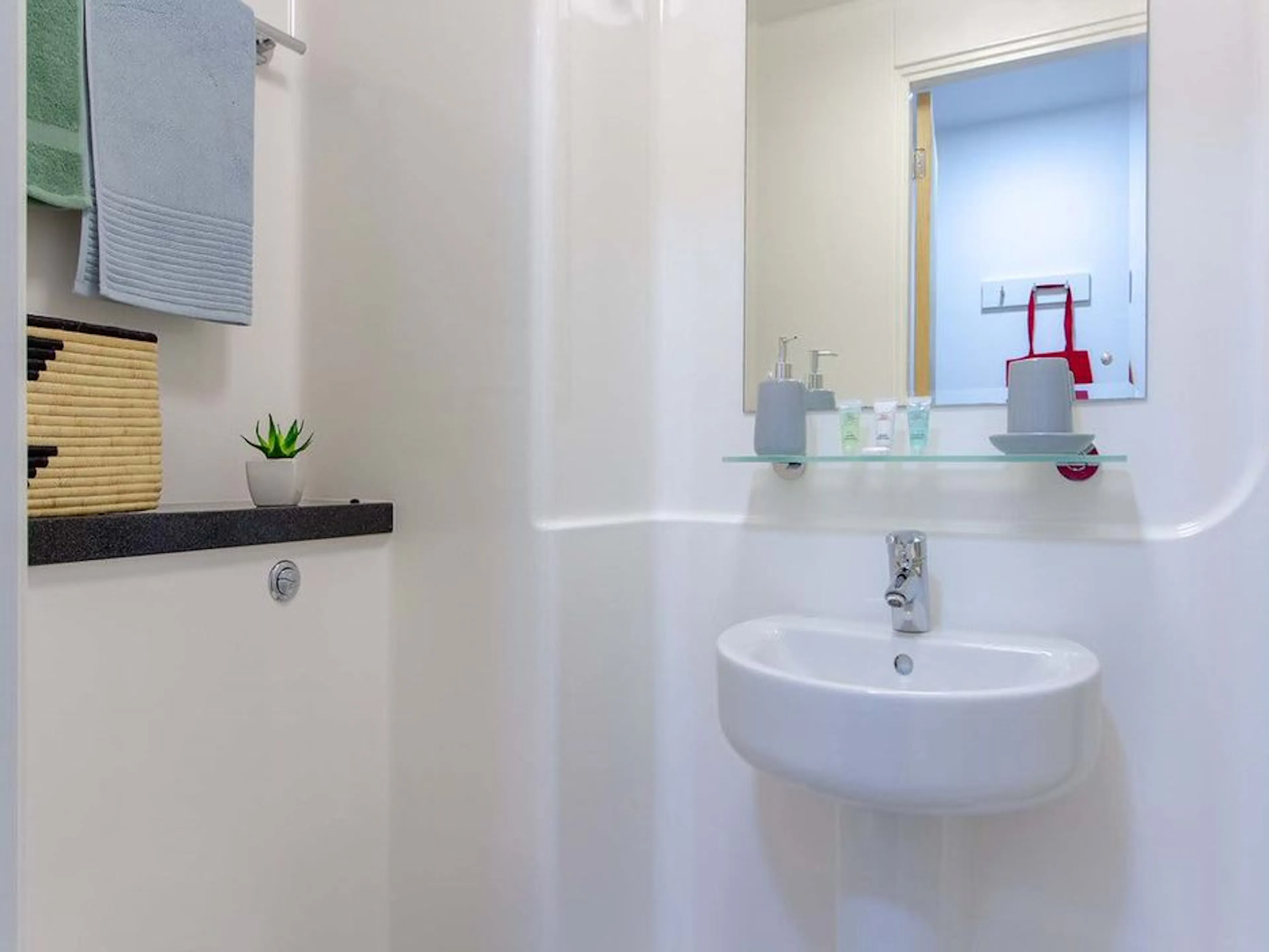 BATHROOM BATHROOM 4