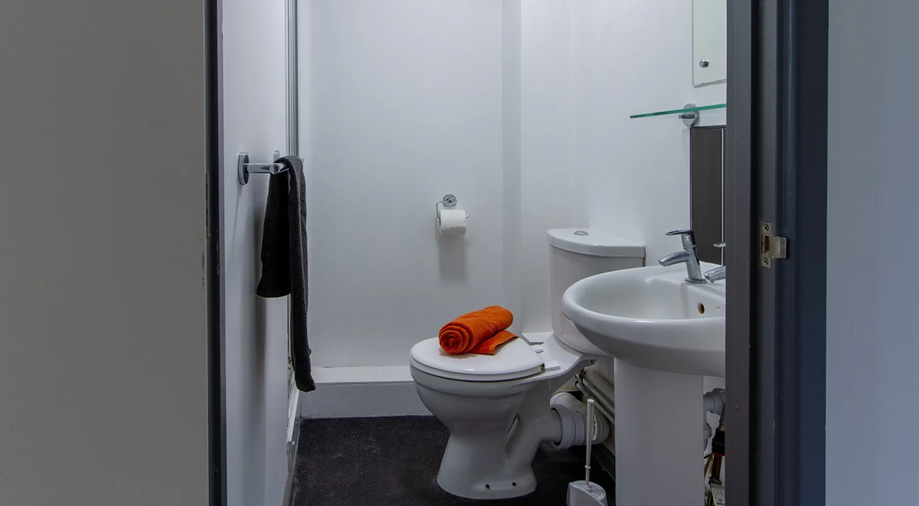 Bronze En-Suite BATHROOM 3