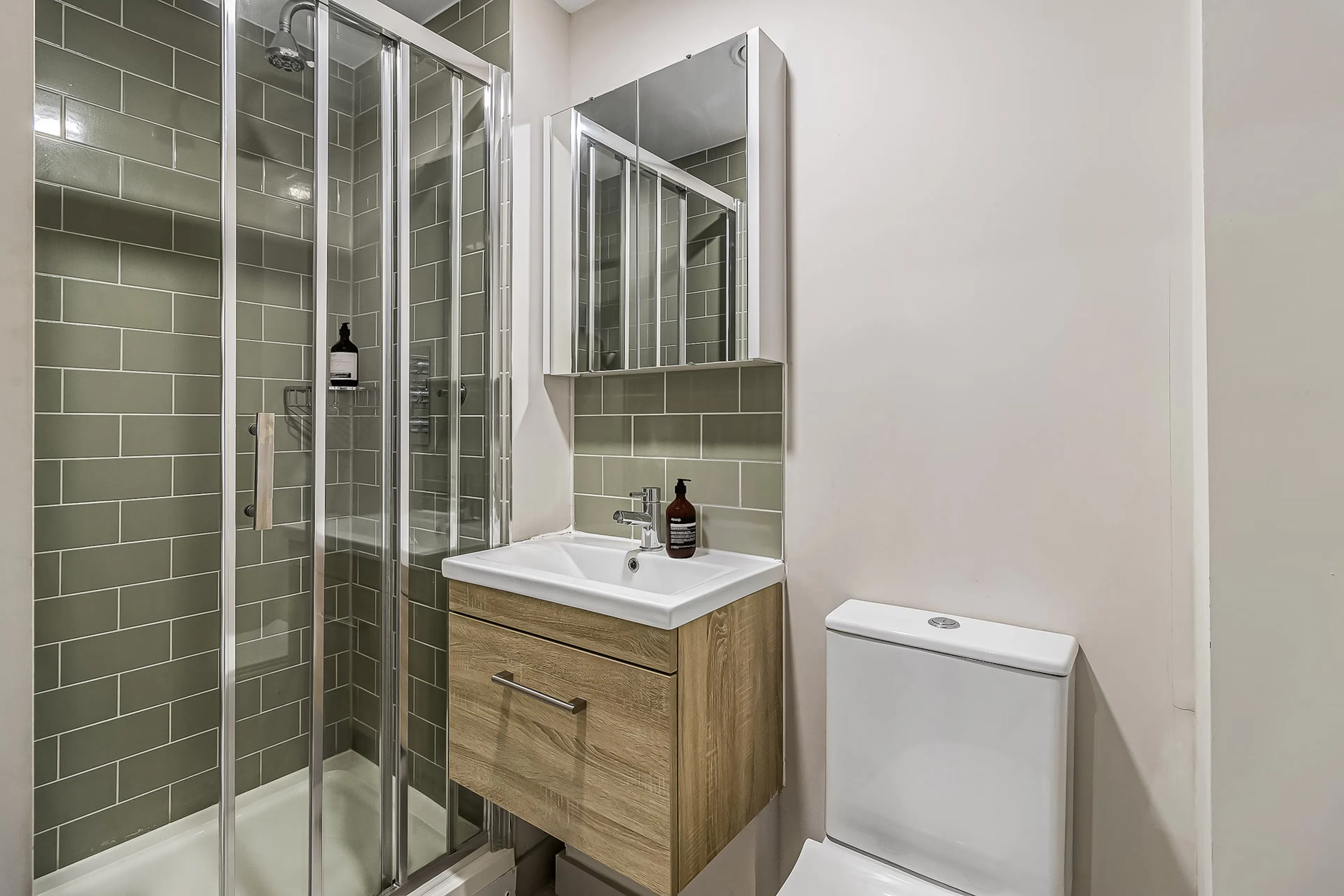 Bronze Studio BATHROOM 3