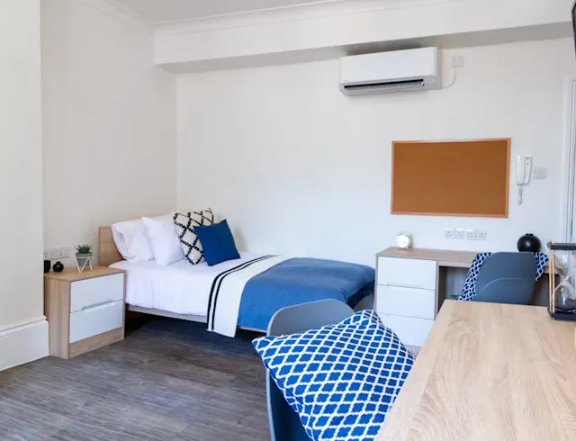Bronze Twin Ensuite Room room image 2