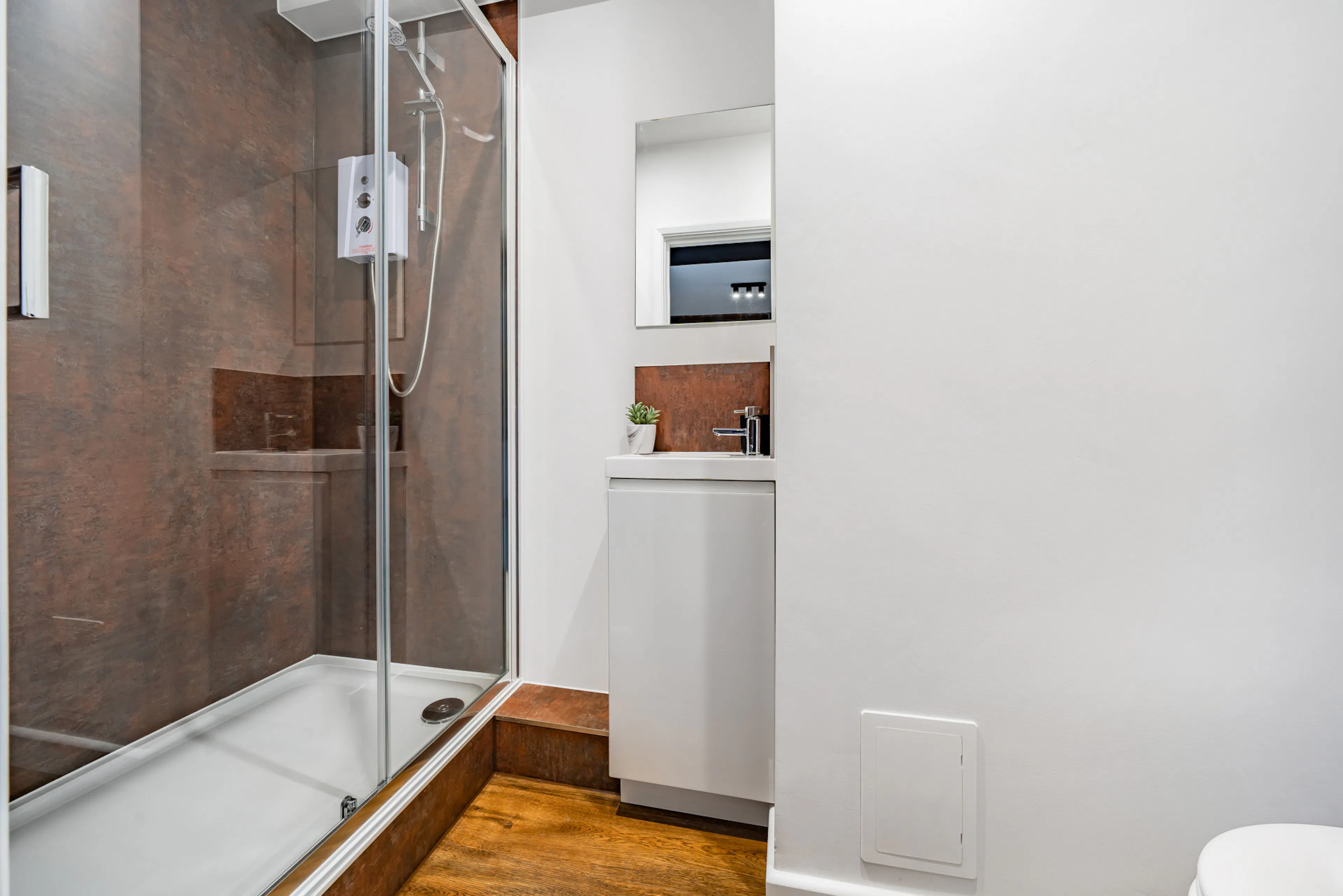 Bronze Studio BATHROOM 2