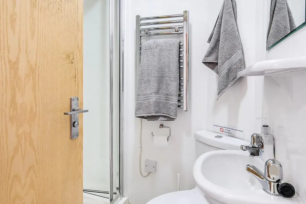 Basic Ensuite BATHROOM 1