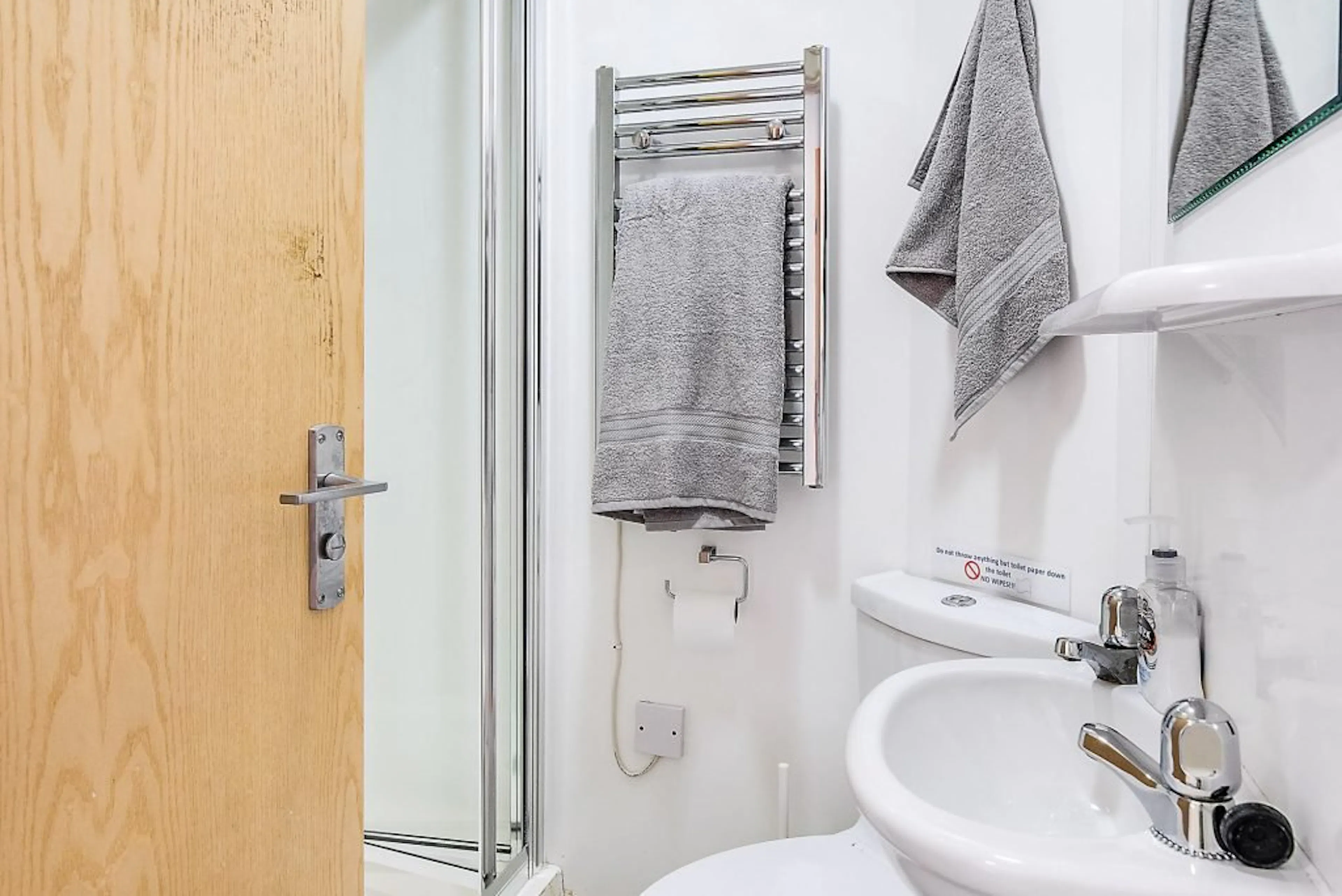 Basic Ensuite BATHROOM 1