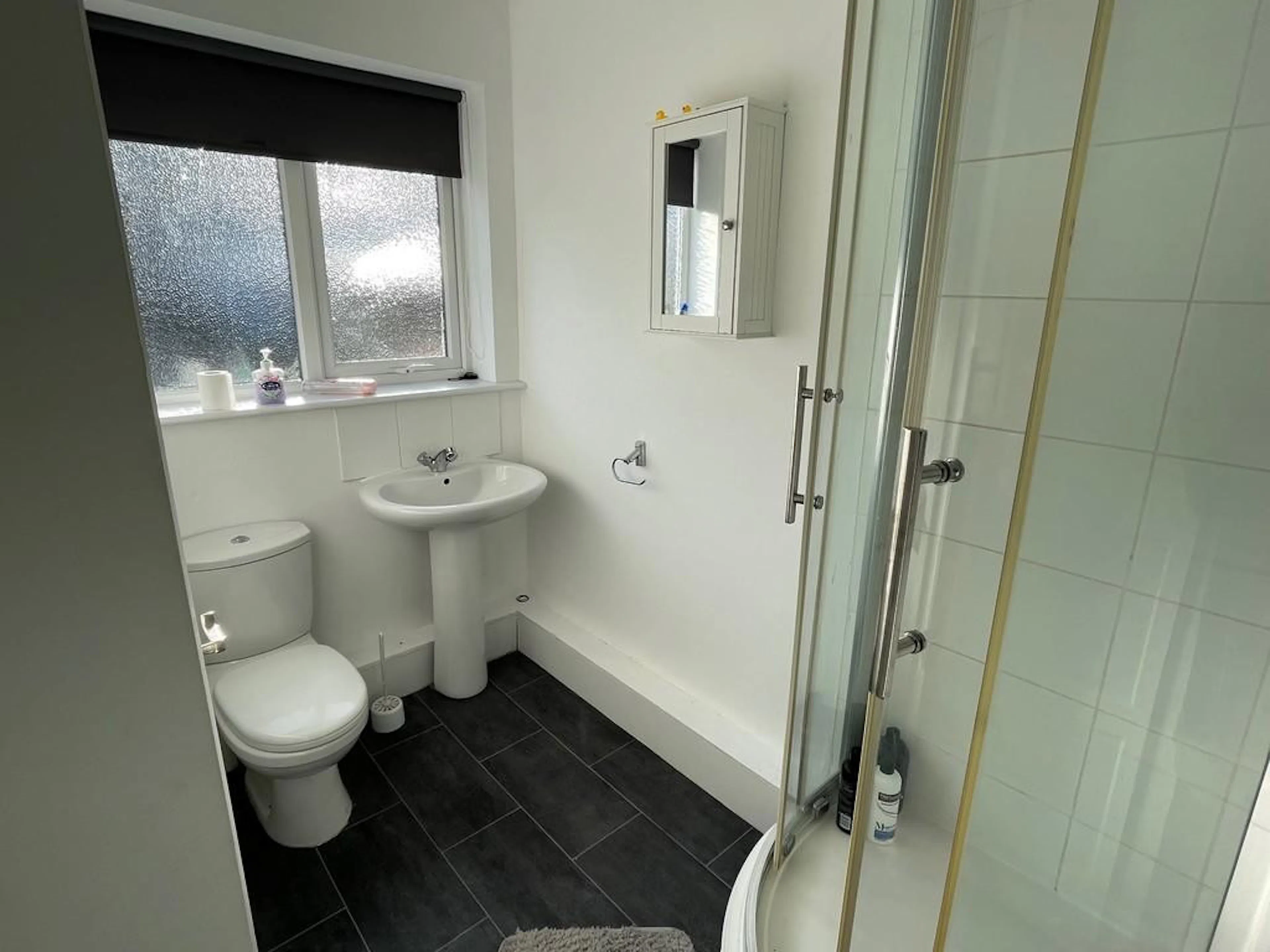 Apartment BATHROOM 4