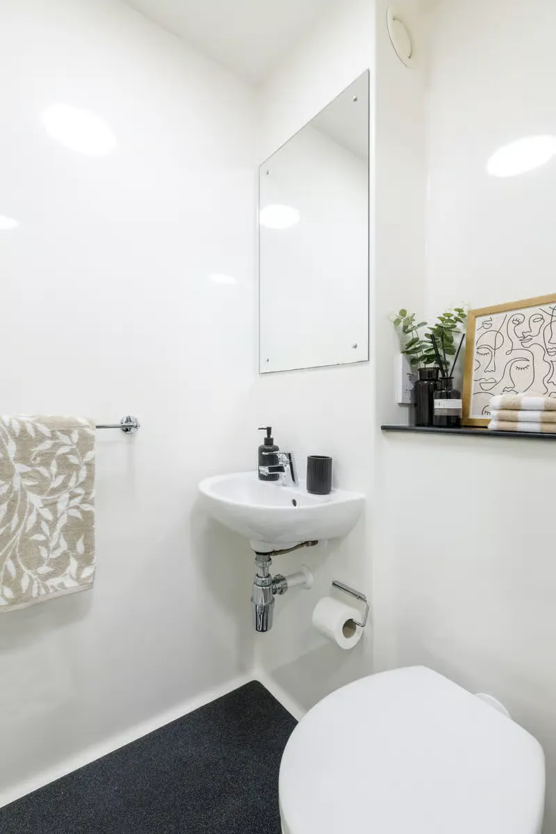 Standard Ensuite BATHROOM 4