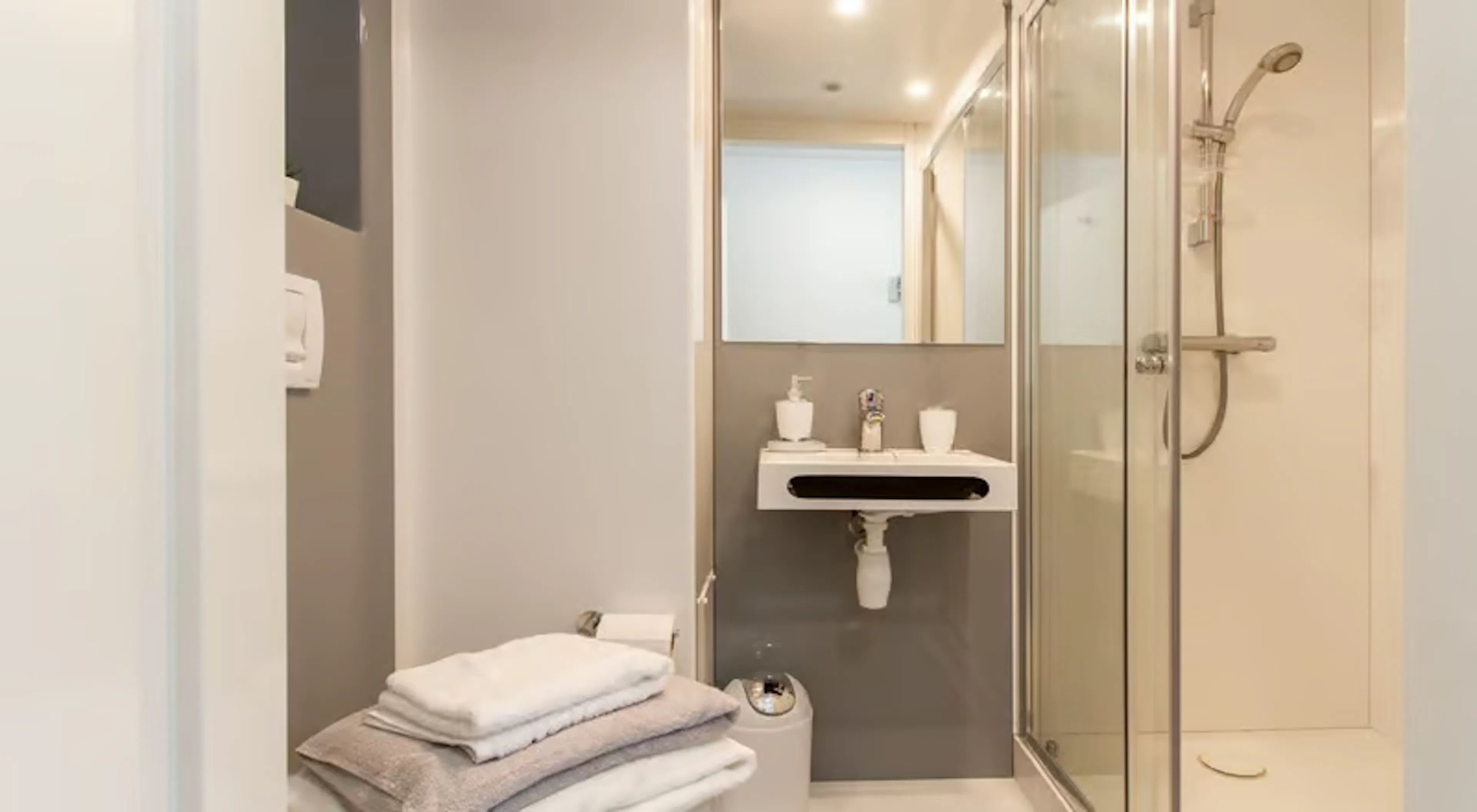 Large Classic Ensuite BATHROOM 4