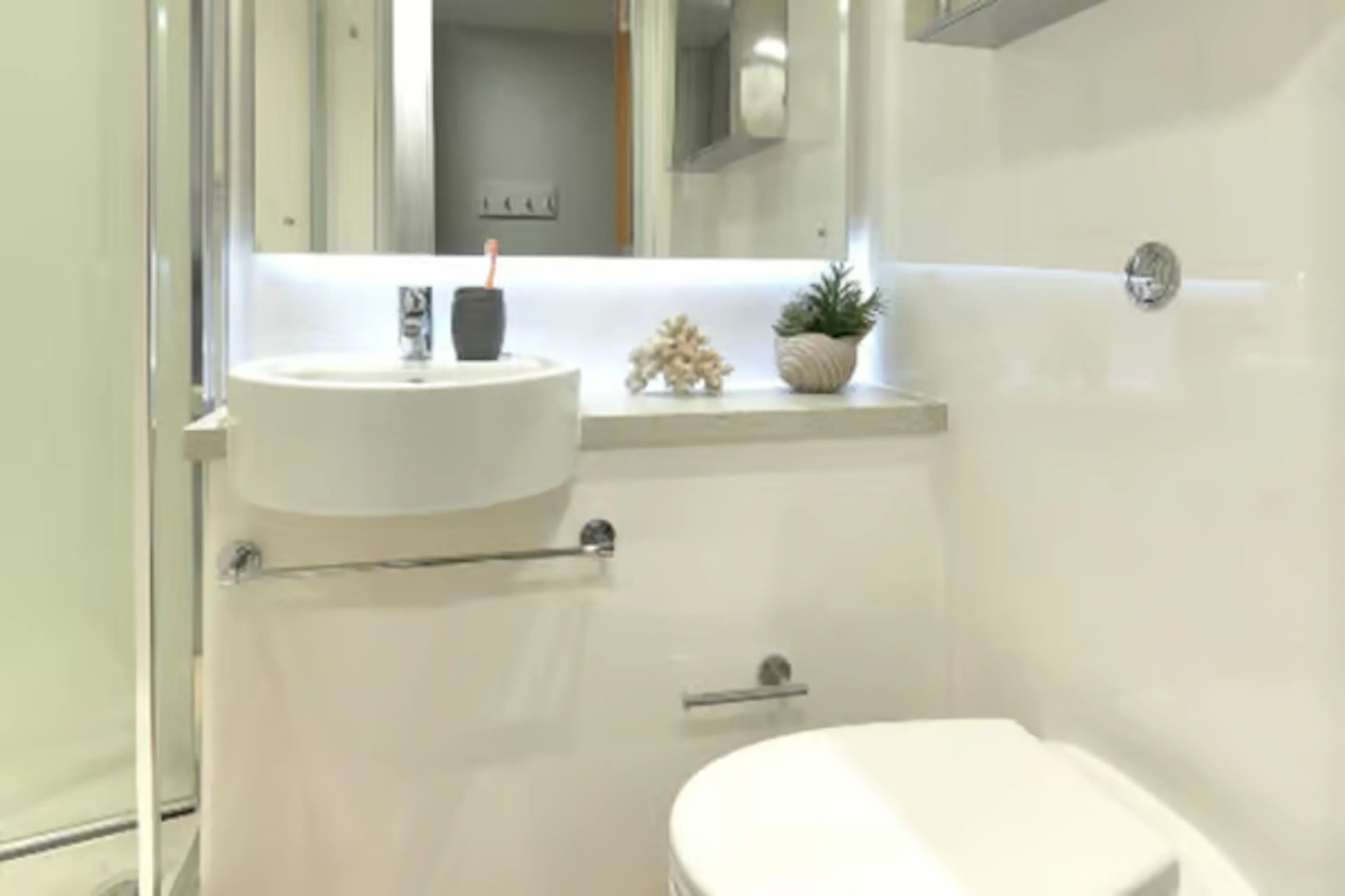 Large Twin BATHROOM 2