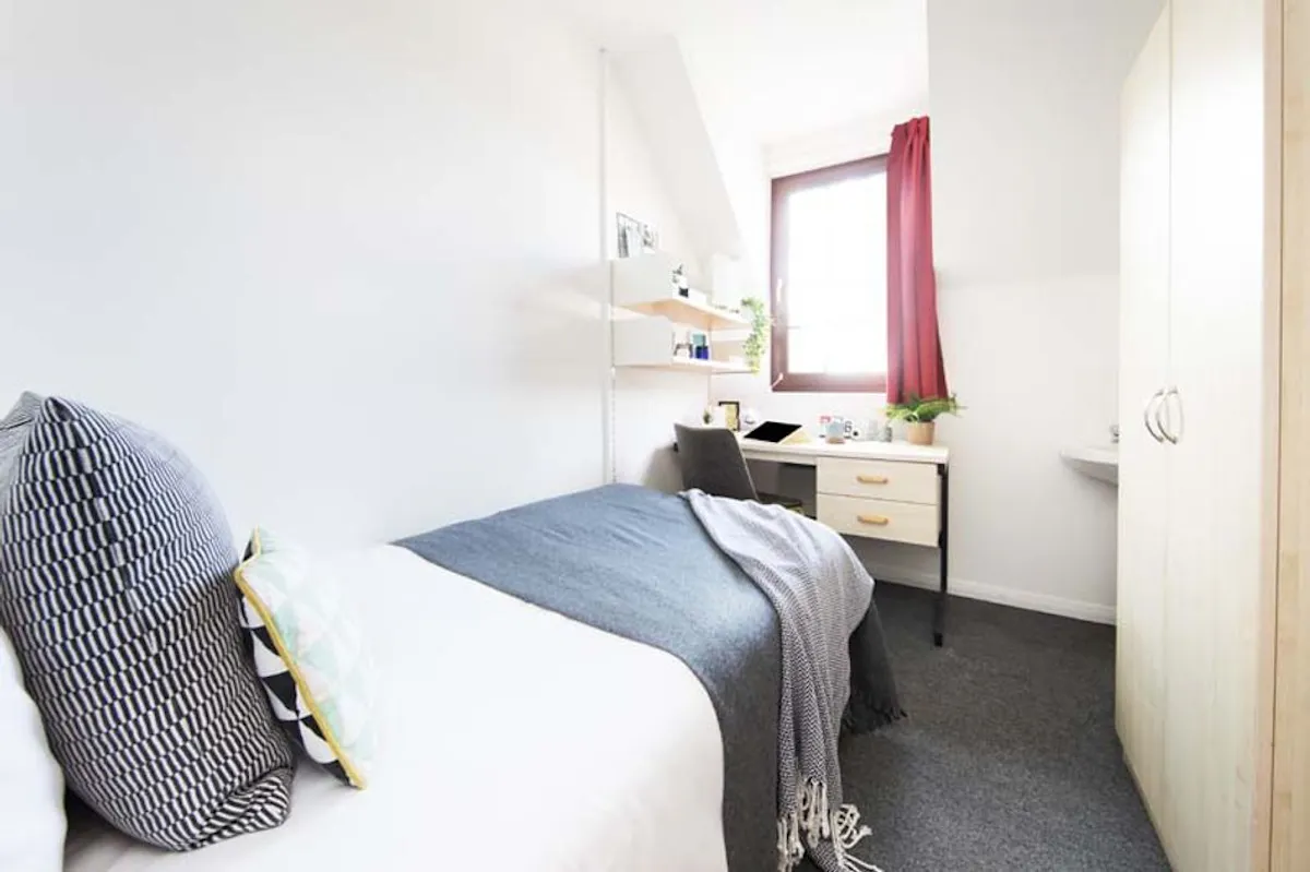 En-Suite, Basic ROOM