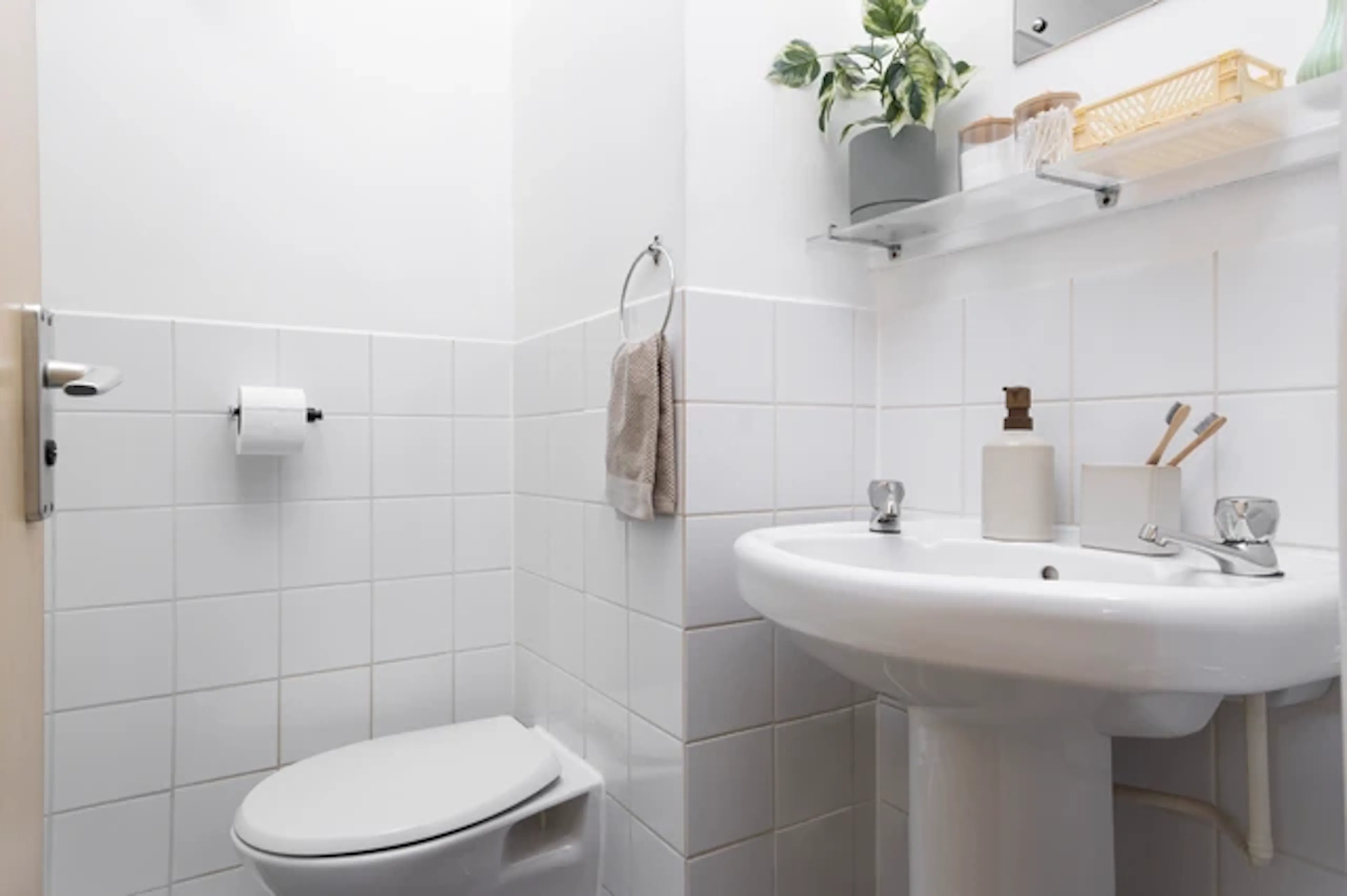 Ensuite: Three Bed Flat Medium Standard Double BATHROOM 3