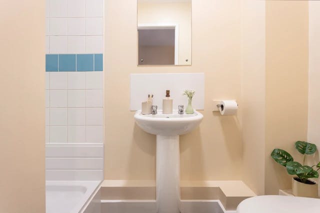 Small Standard Single Ensuite