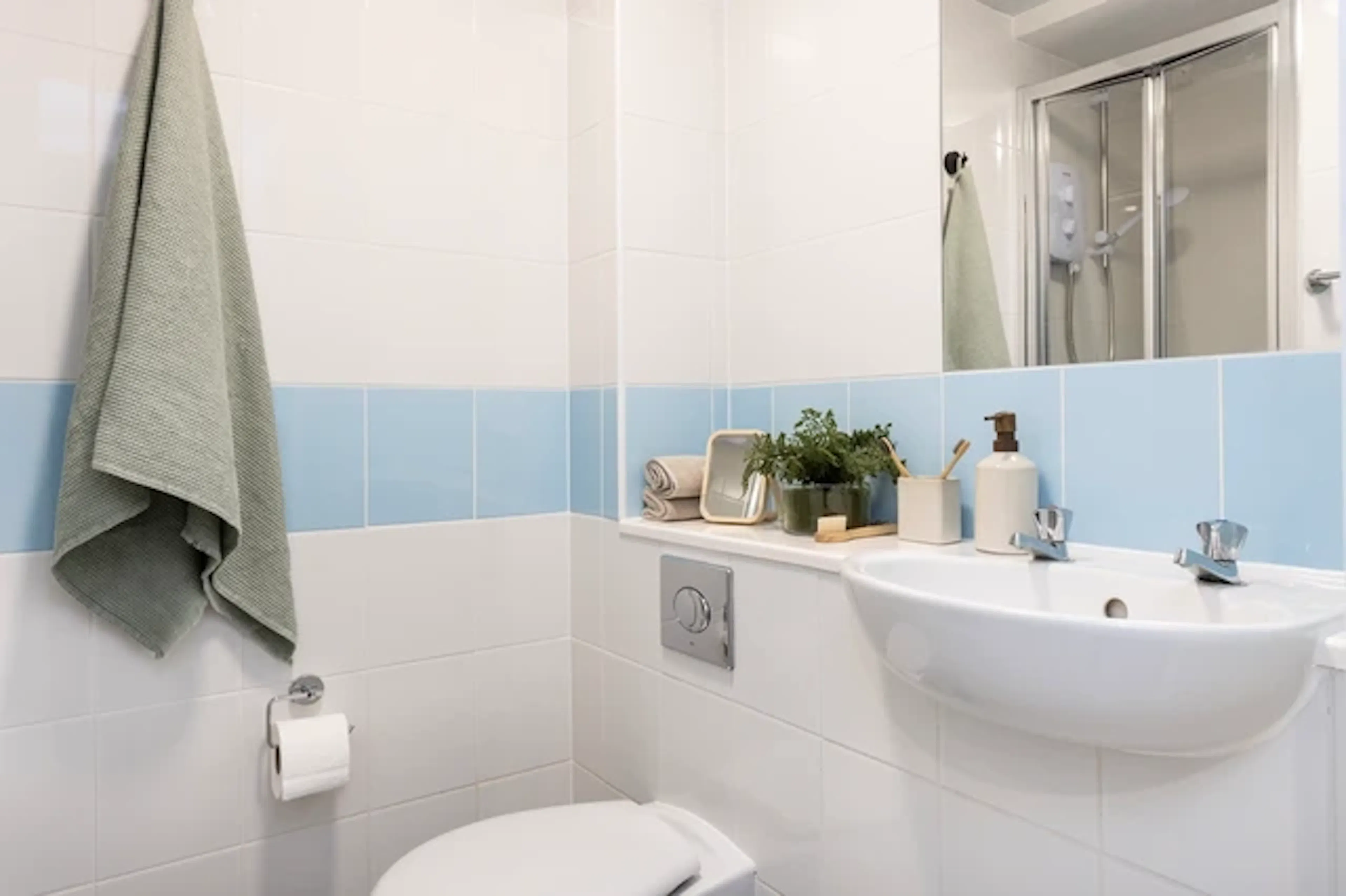 Ensuite Large Standard Double BATHROOM 2