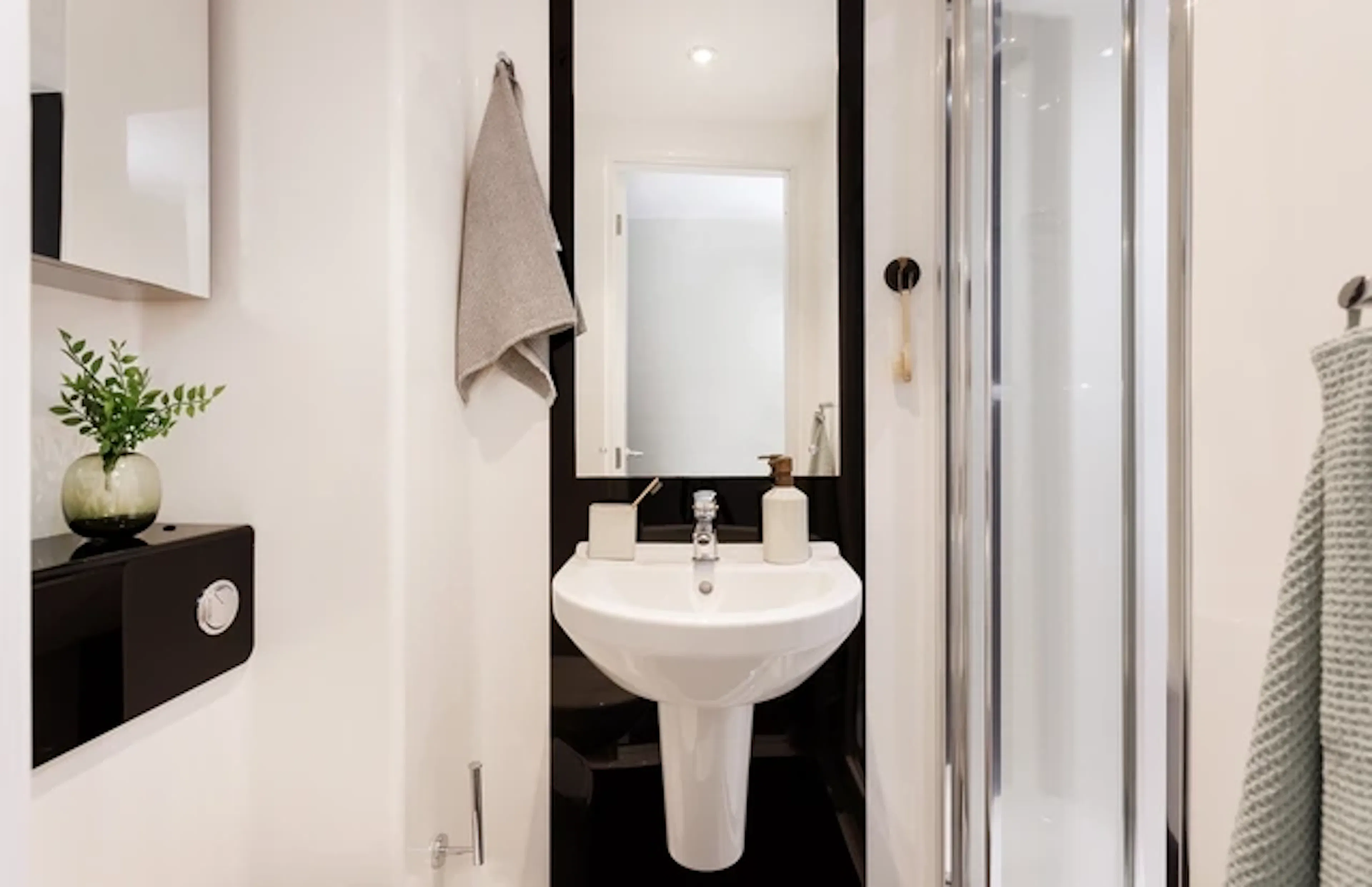 Studio Extra Large Highest Double BATHROOM 3