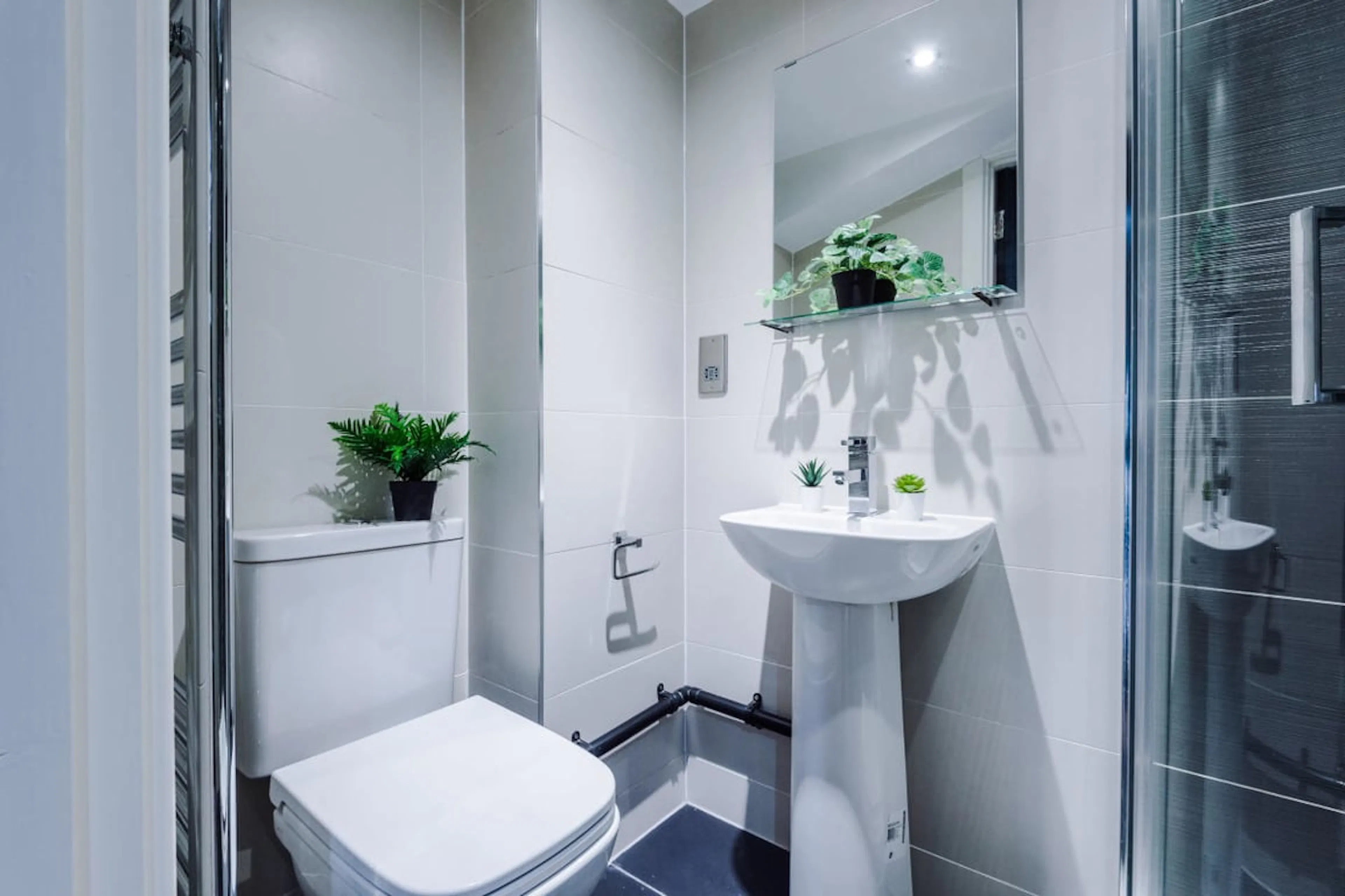 1 Bed Apartment BATHROOM 4