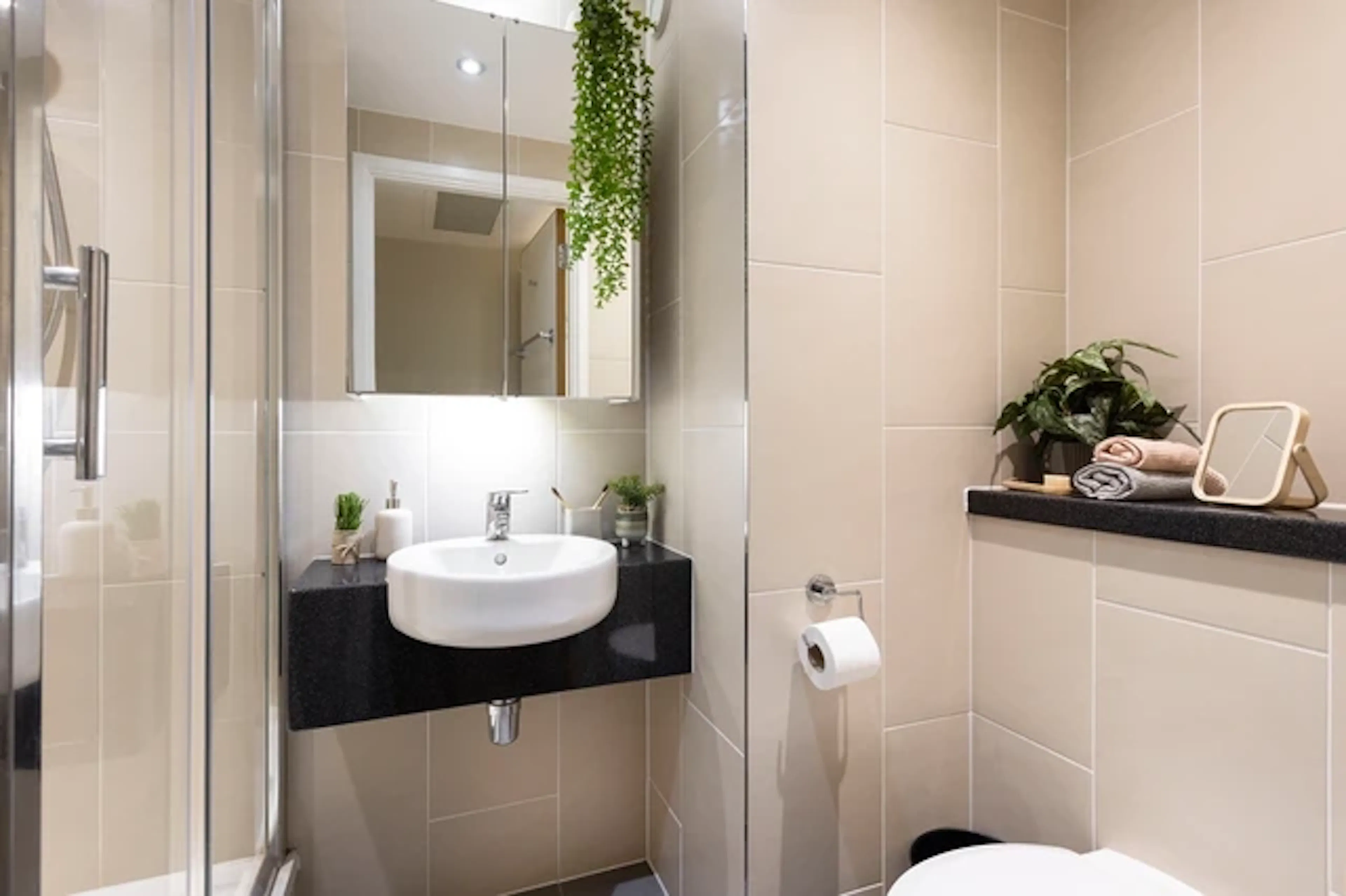 Ensuite Extra Large High Double BATHROOM 2