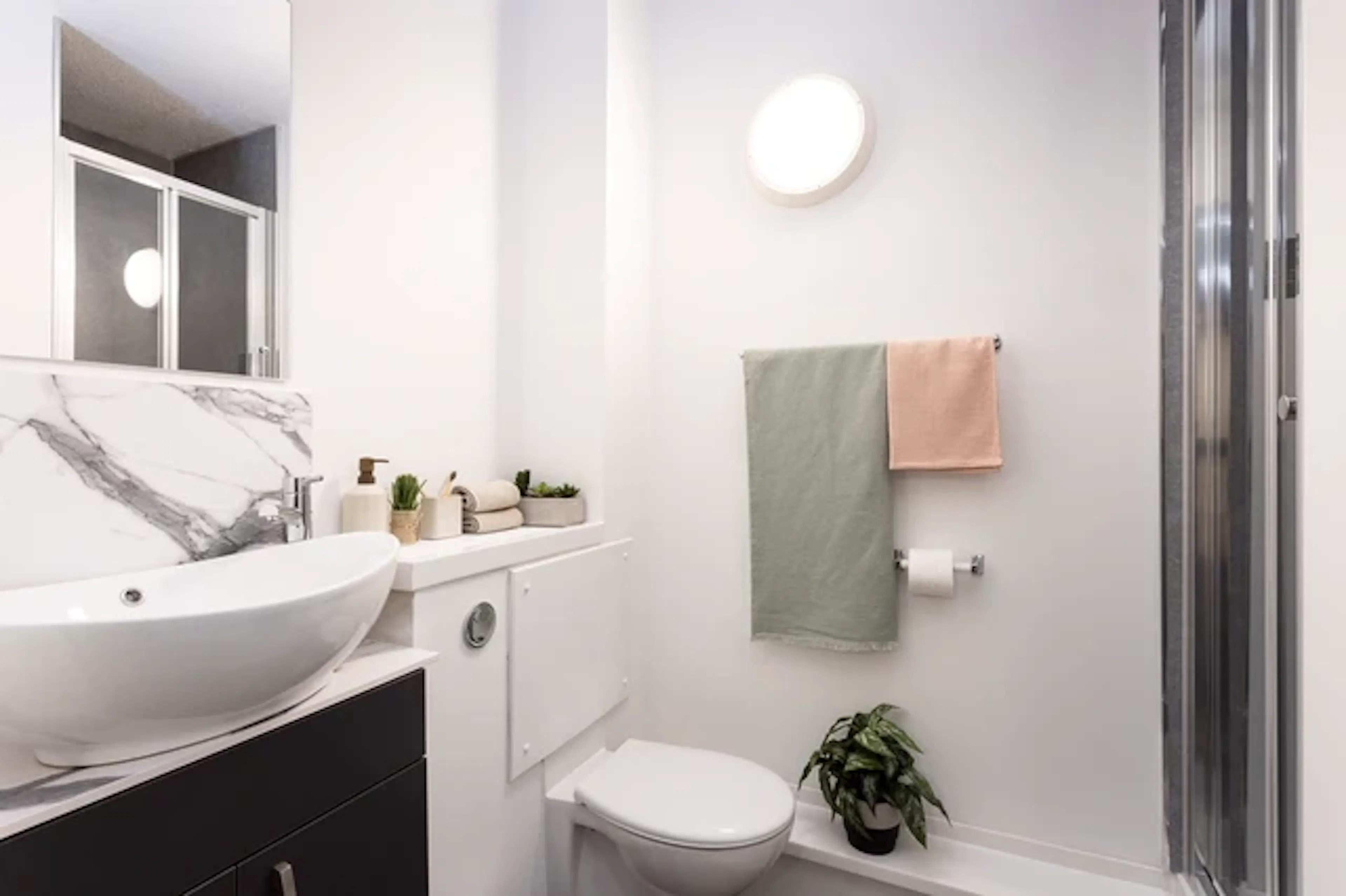 Ensuite Extra Large High Double BATHROOM 2
