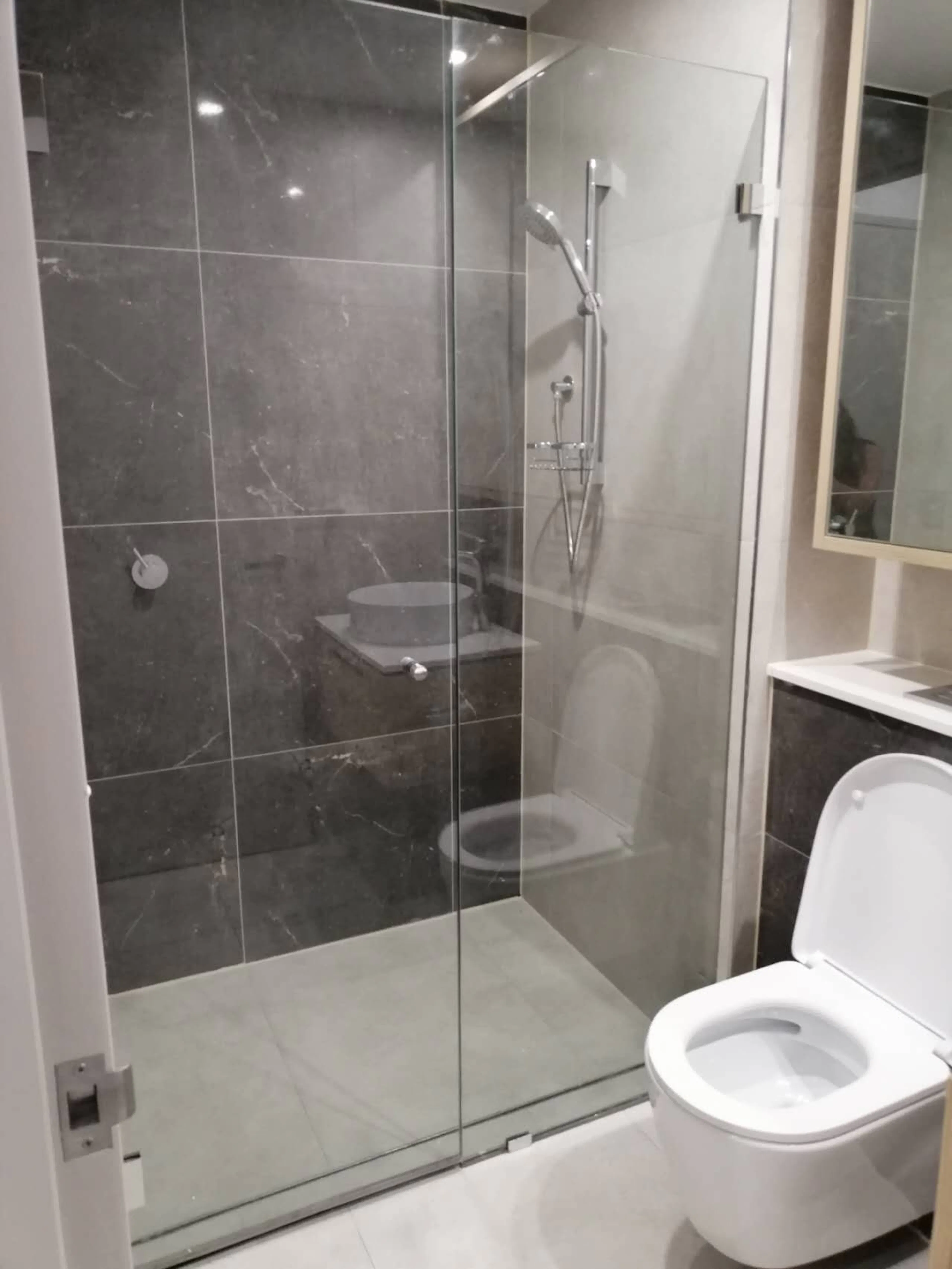 1 Bedroom, 1 Bathroom Apartment BATHROOM 3