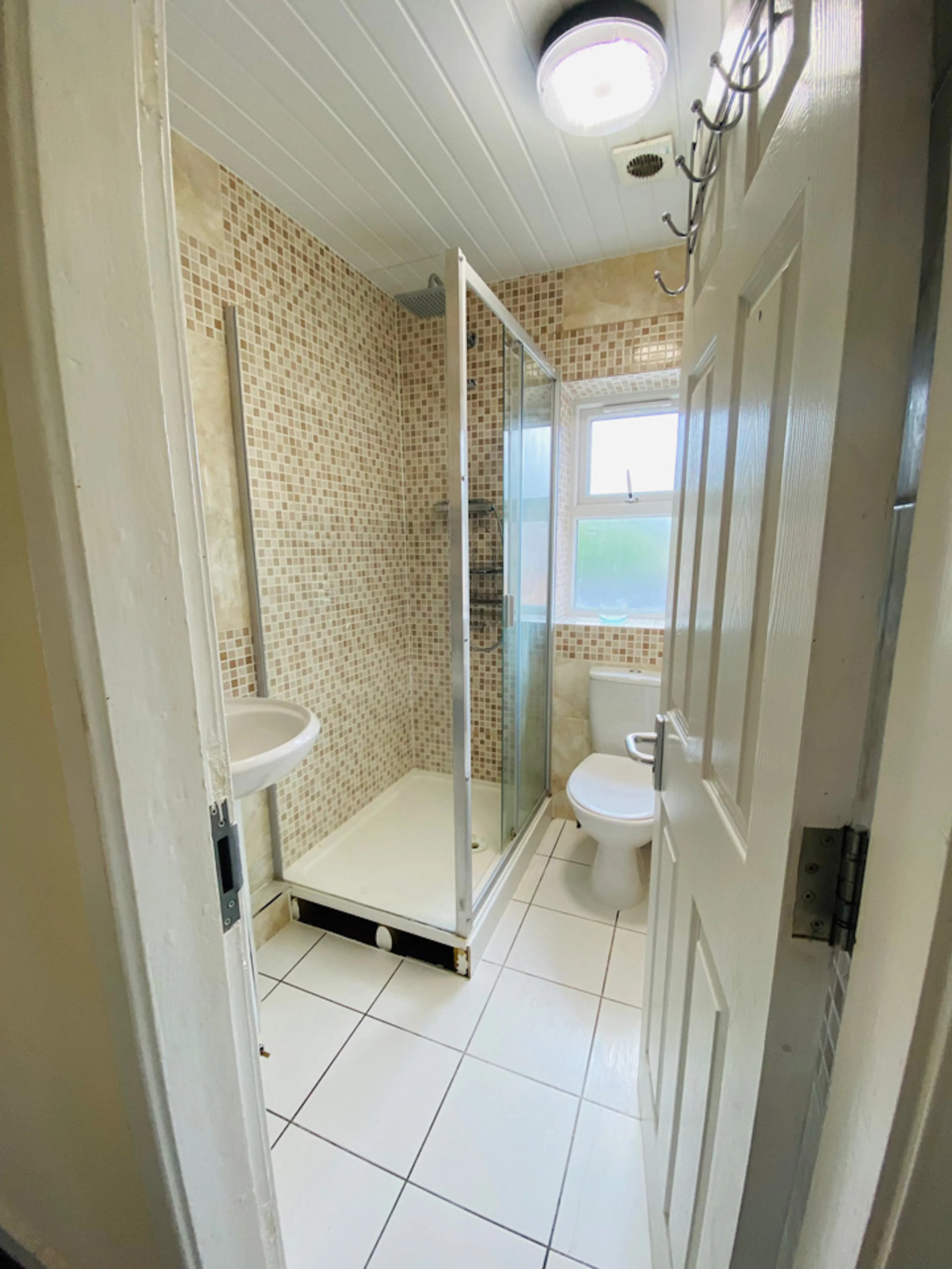 3 Bedroom Apartment BATHROOM 1